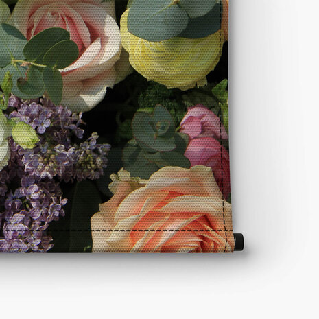 Pastelkleurige bloemen en eucalyptustakken