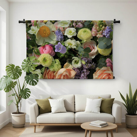 Pastelkleurige bloemen en eucalyptustakken