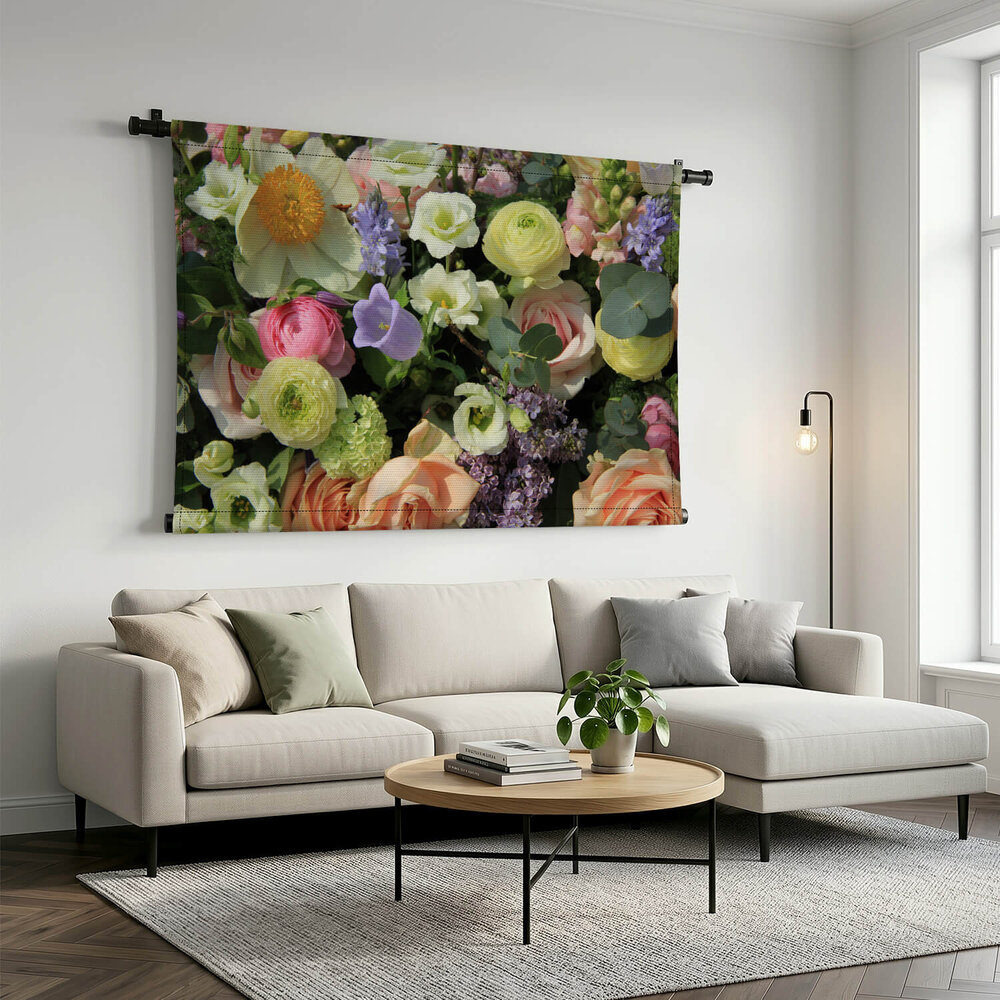 Pastelkleurige bloemen en eucalyptustakken