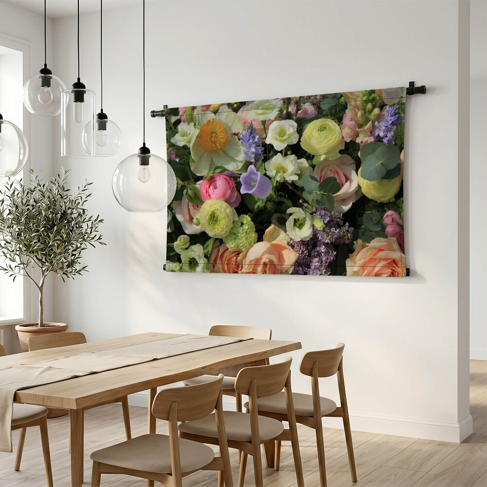 Pastelkleurige bloemen en eucalyptustakken