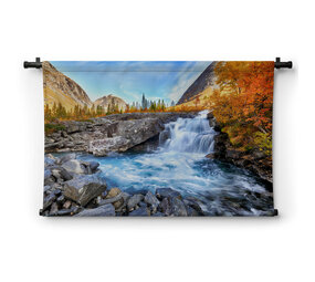 Mooi herfstlandschap met gele bomen en waterval