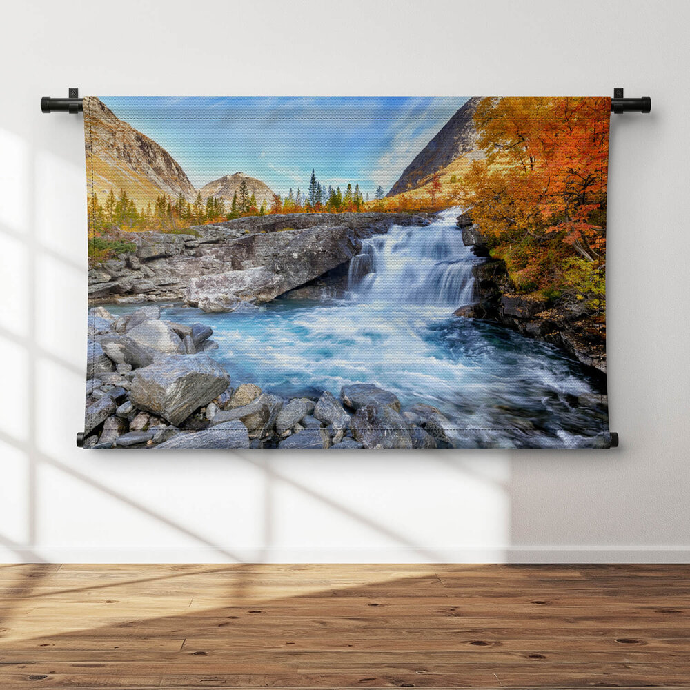 Mooi herfstlandschap met gele bomen en waterval