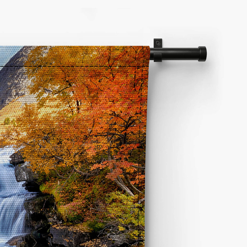 Mooi herfstlandschap met gele bomen en waterval