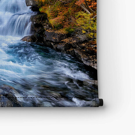 Mooi herfstlandschap met gele bomen en waterval