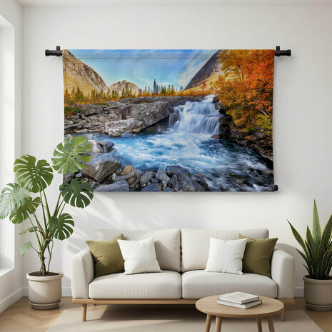 Mooi herfstlandschap met gele bomen en waterval