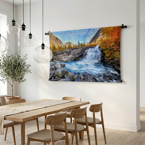 Mooi herfstlandschap met gele bomen en waterval