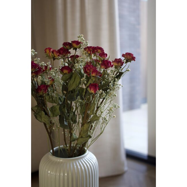 Boeketje met 8 fuchsia Trosrozen en 2 takken wit naturel Gipskruid | Lengte ± 50 centimeter
