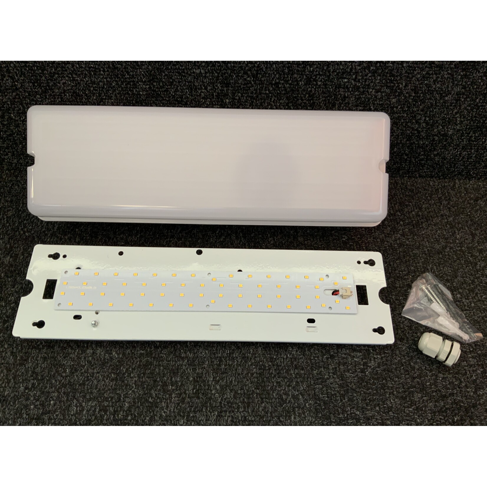IP52 Armatuur 360x115x90mm met opalen kap exclusief verlichtingsbron