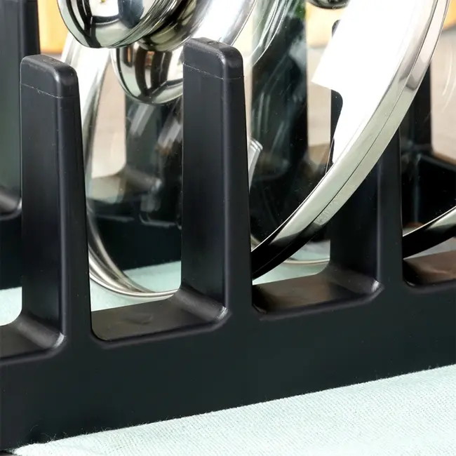 Black plastic lid and plate organizer – 28 x 15 x 9 cm
