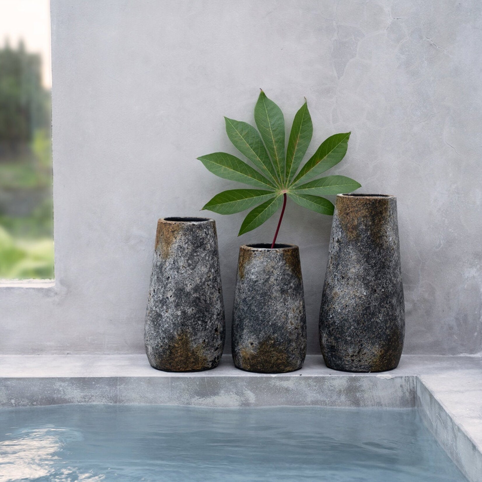 Bazar Bizar Antwerp The Spooky Vase - Antique Grey - M
