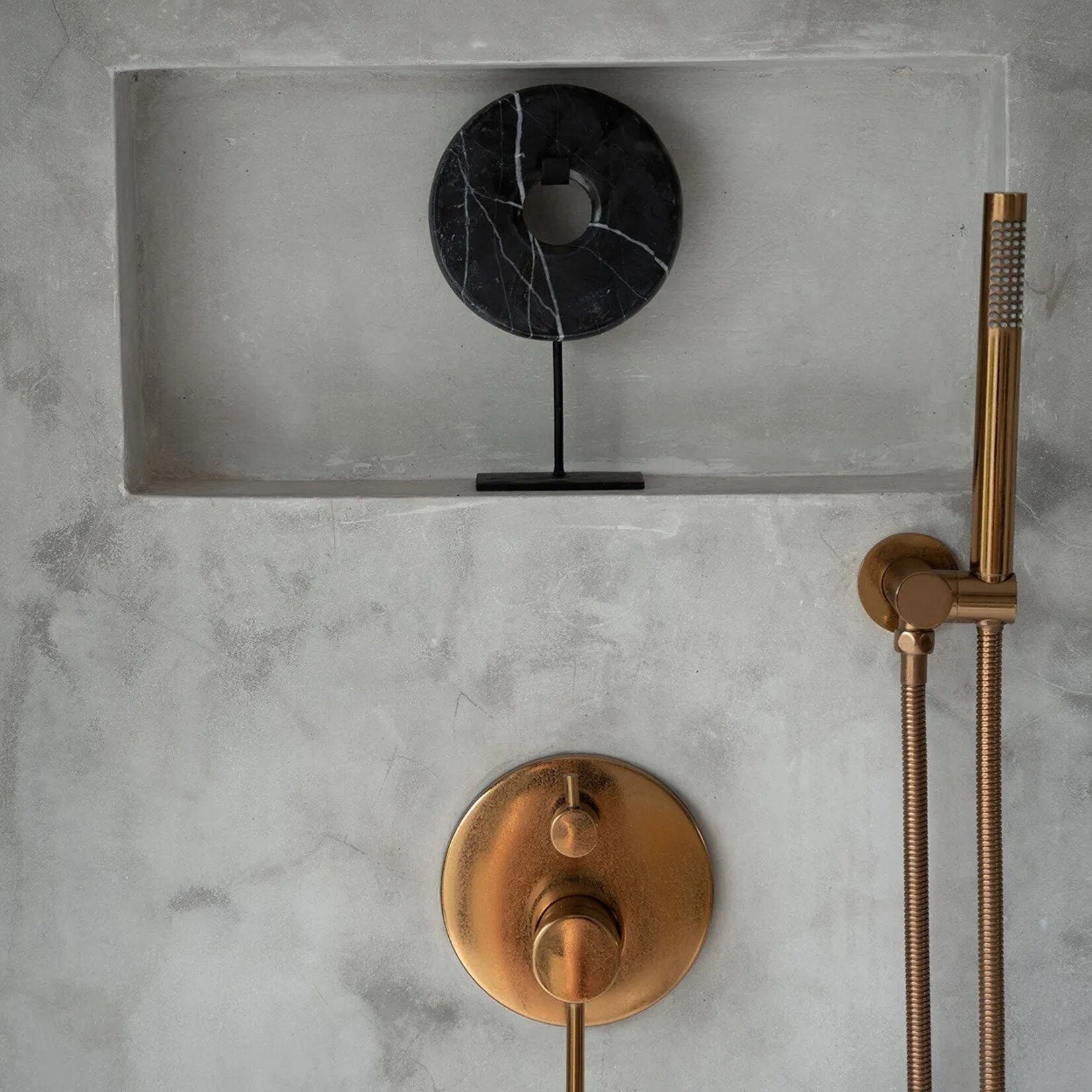 Bazar Bizar Antwerp The Marble Disc on Stand - Black - S