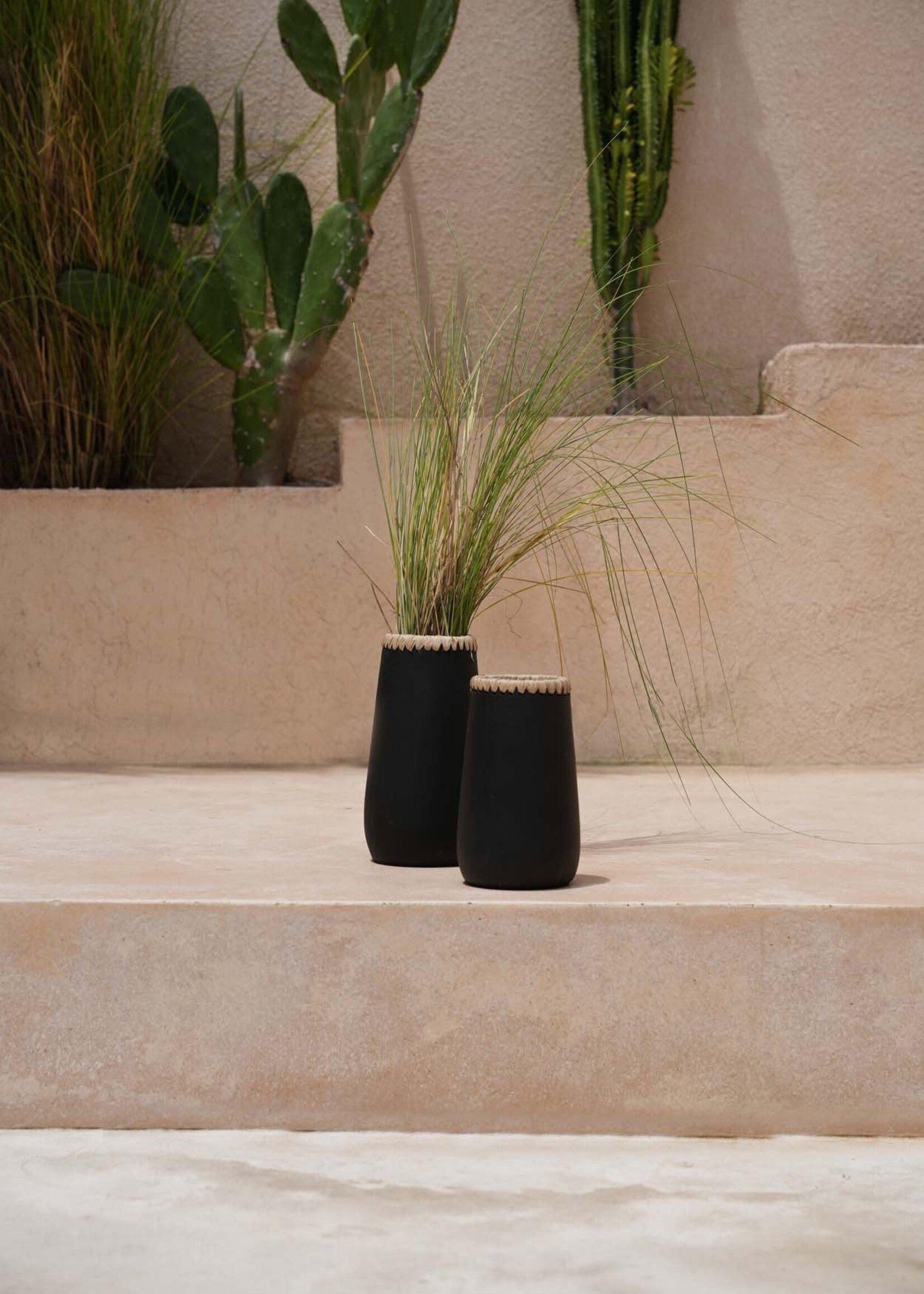 Bazar Bizar Antwerp The Sneaky Vase - Black Natural - M