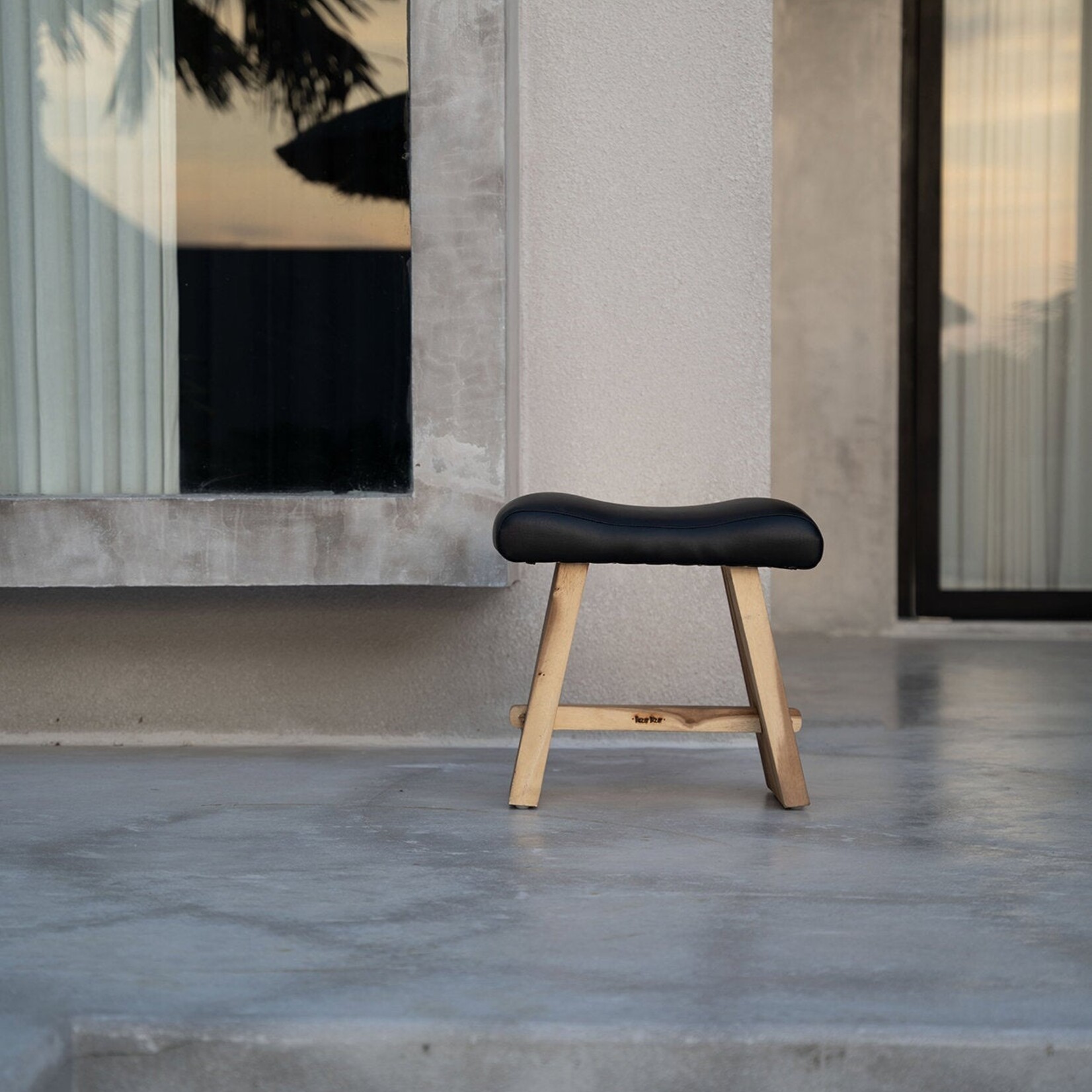 Bazar Bizar Antwerp The Suar Stool with Leather - Natural Black
