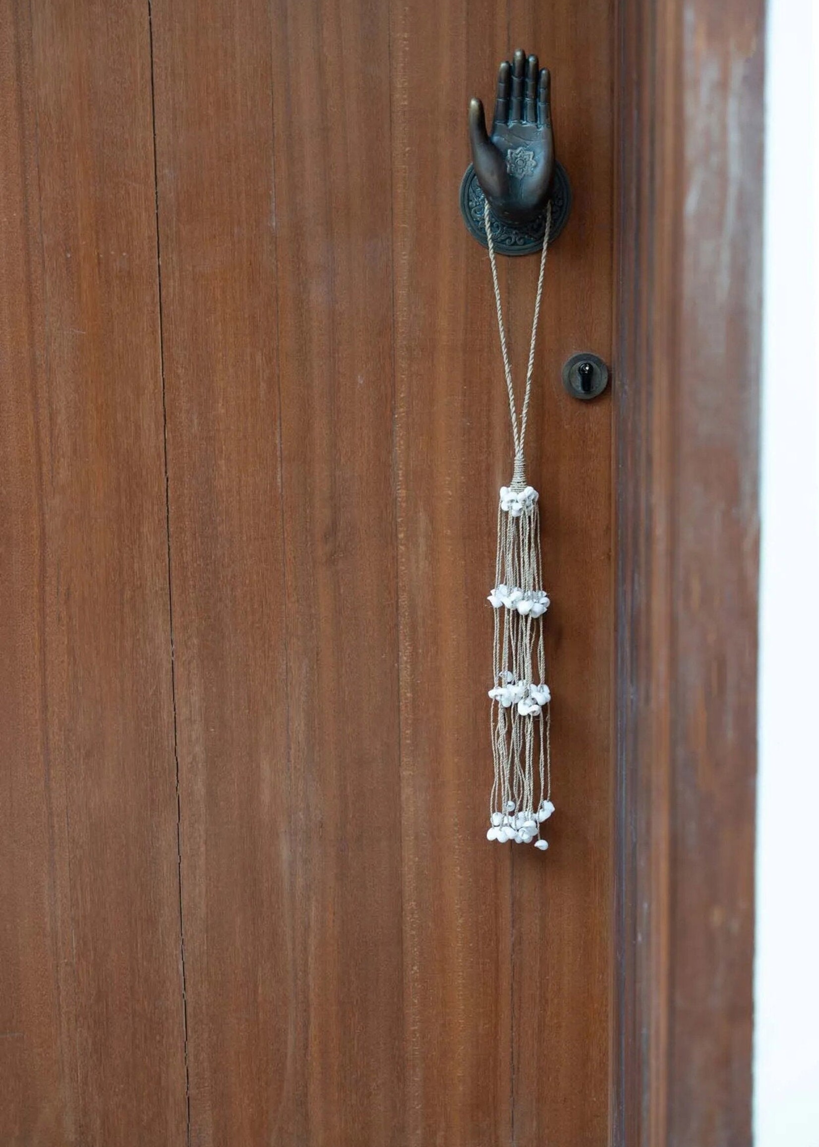 Bazar Bizar Antwerp The Long Shell Tassel - White