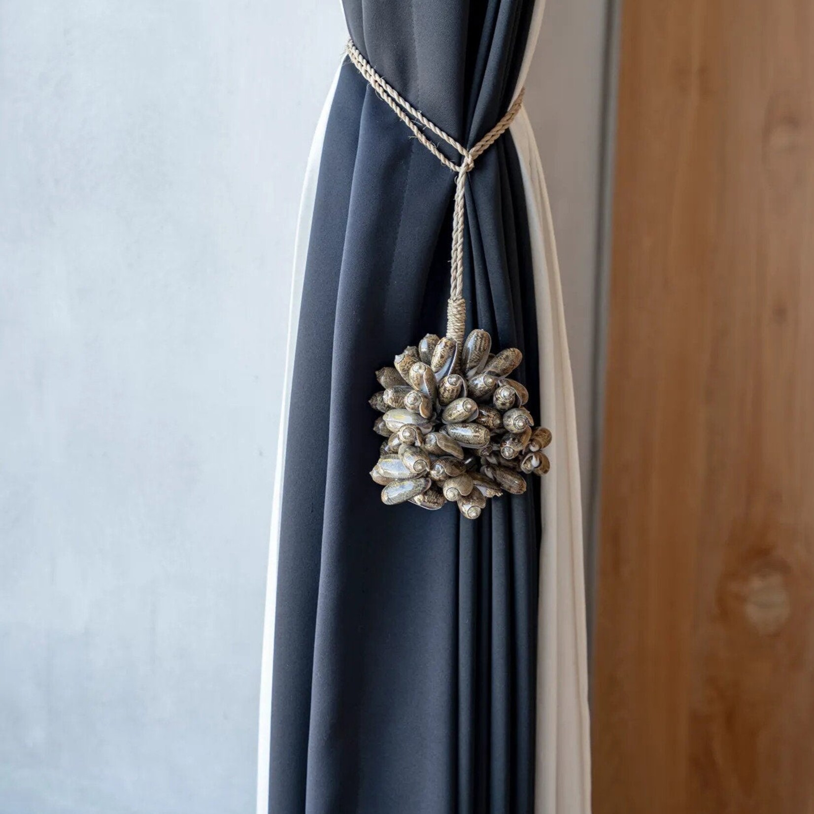 Bazar Bizar Antwerp The Brown Cowrie Shell Tassel