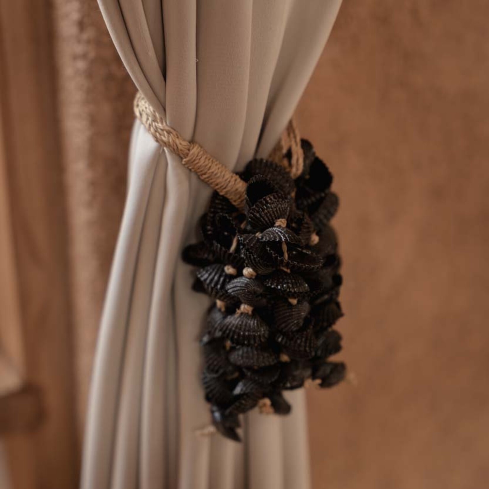 Bazar Bizar Antwerp The Midnight Shell Tassel - Black