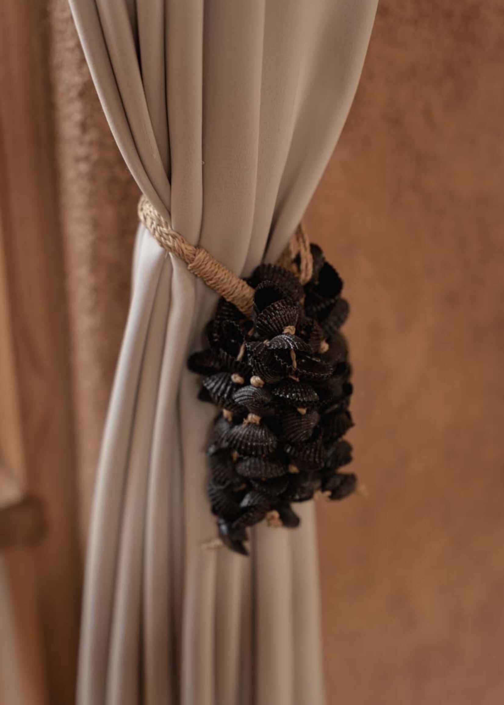 Bazar Bizar Antwerp The Midnight Shell Tassel - Black