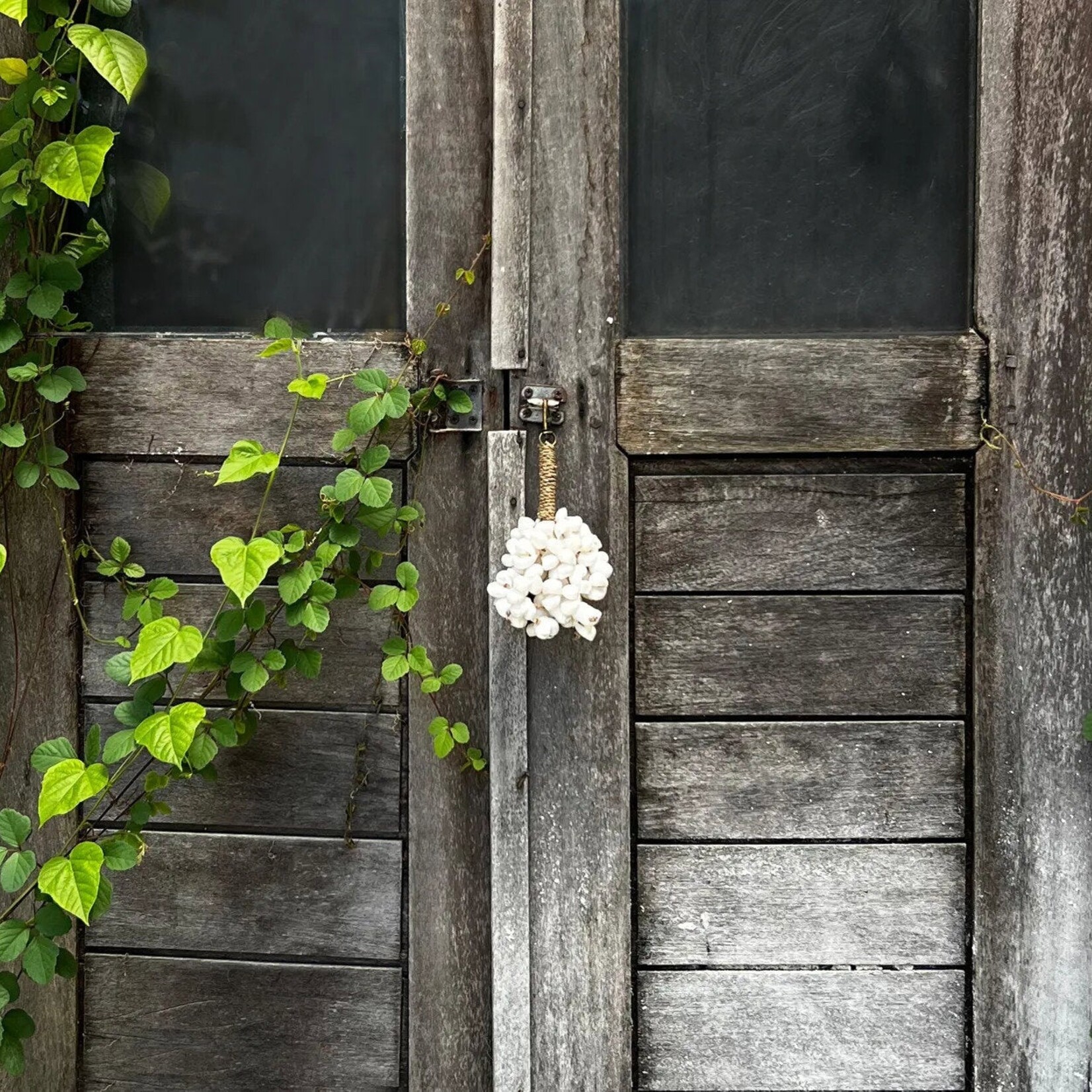 Bazar Bizar Antwerp The Kai Shell Keychain - White