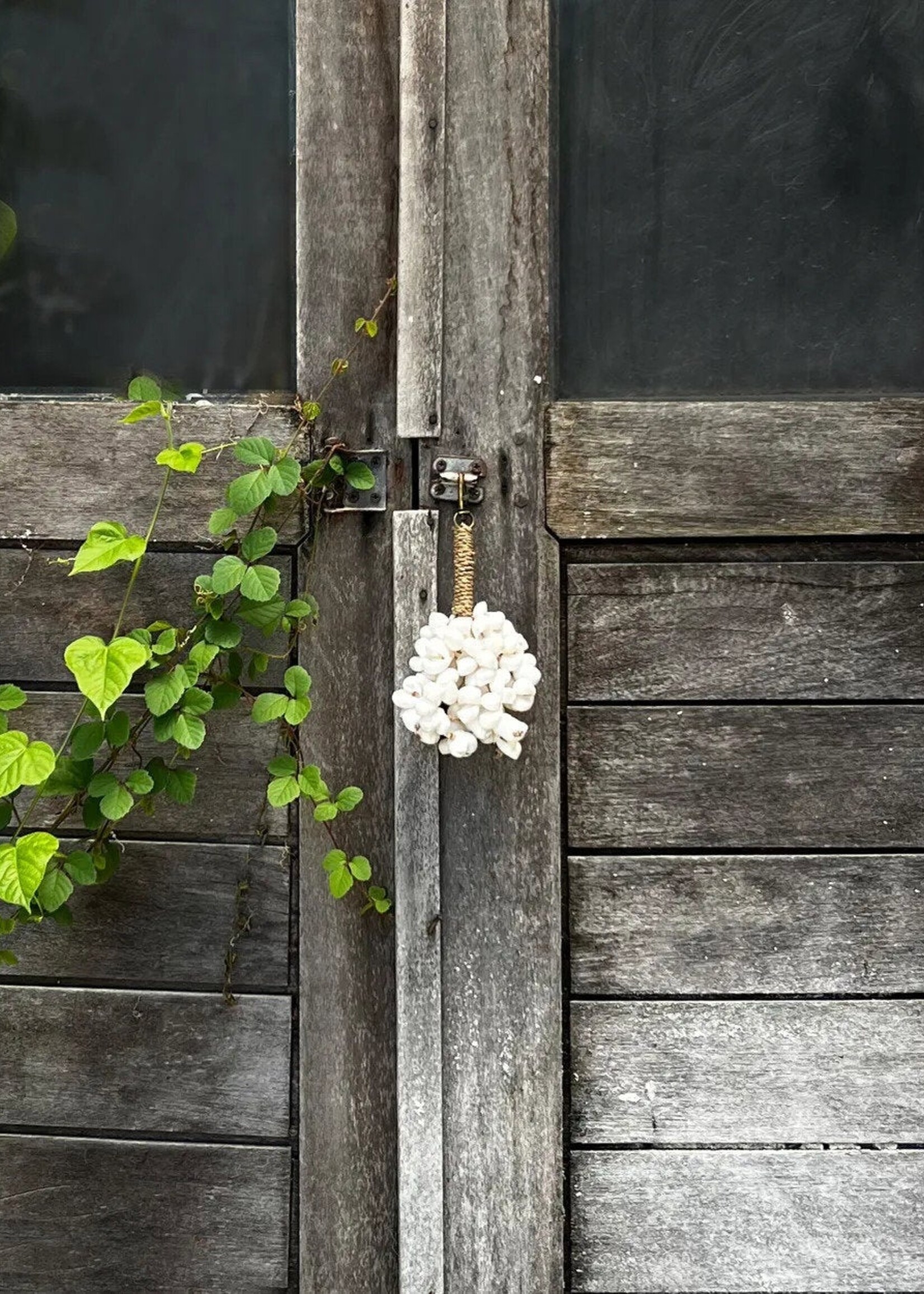 Bazar Bizar Antwerp The Kai Shell Keychain - White