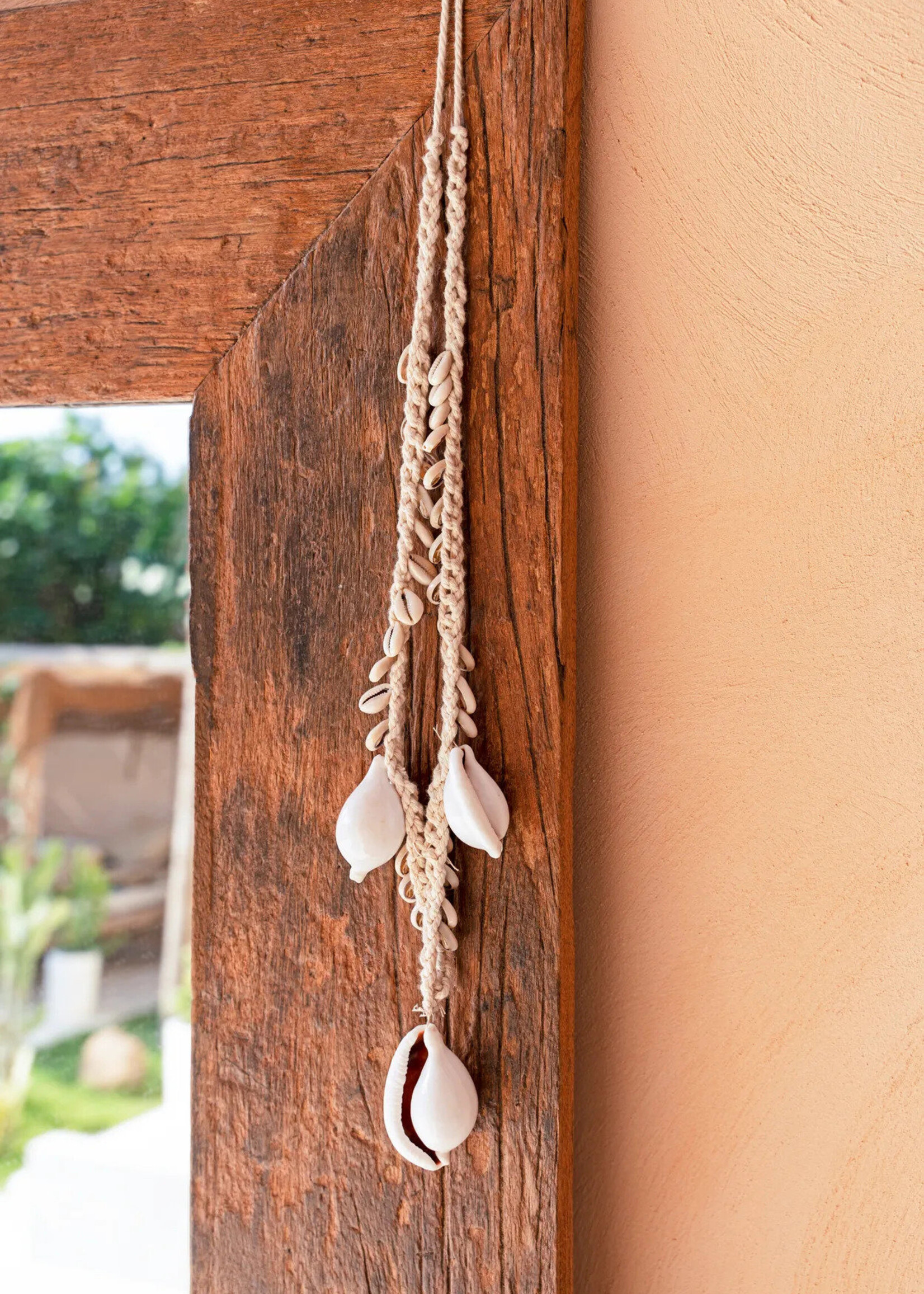 Bazar Bizar Antwerp The Big White Cowrie Shell Necklace