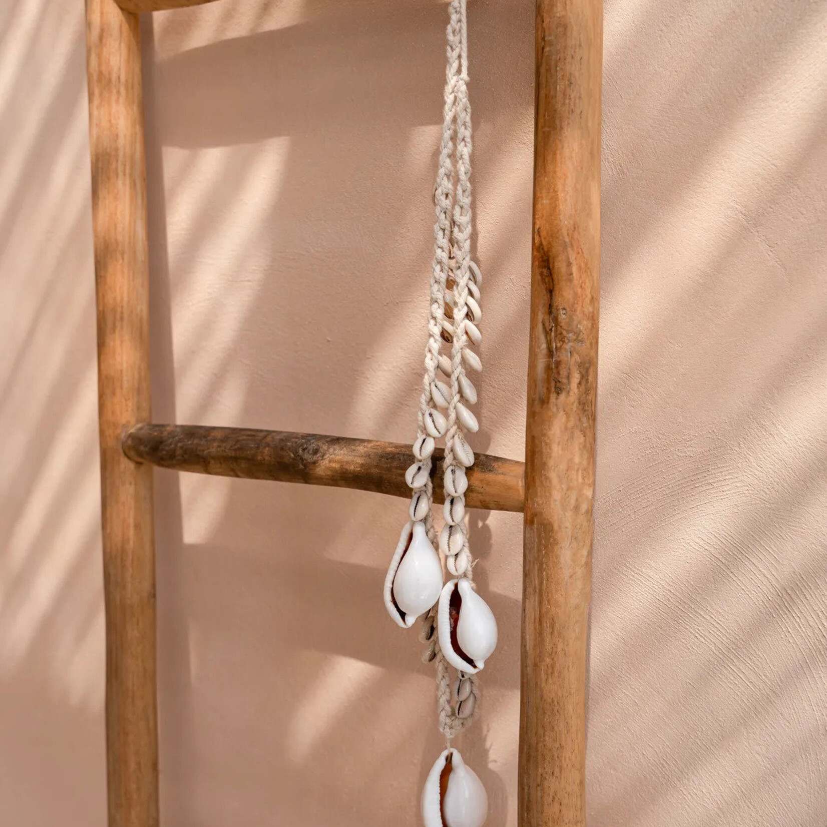 Bazar Bizar Antwerp The Big White Cowrie Shell Necklace