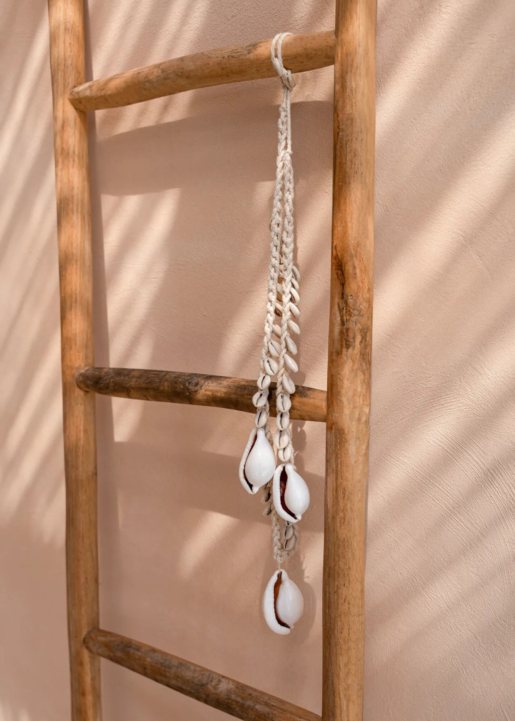Bazar Bizar Antwerp The Big White Cowrie Shell Necklace