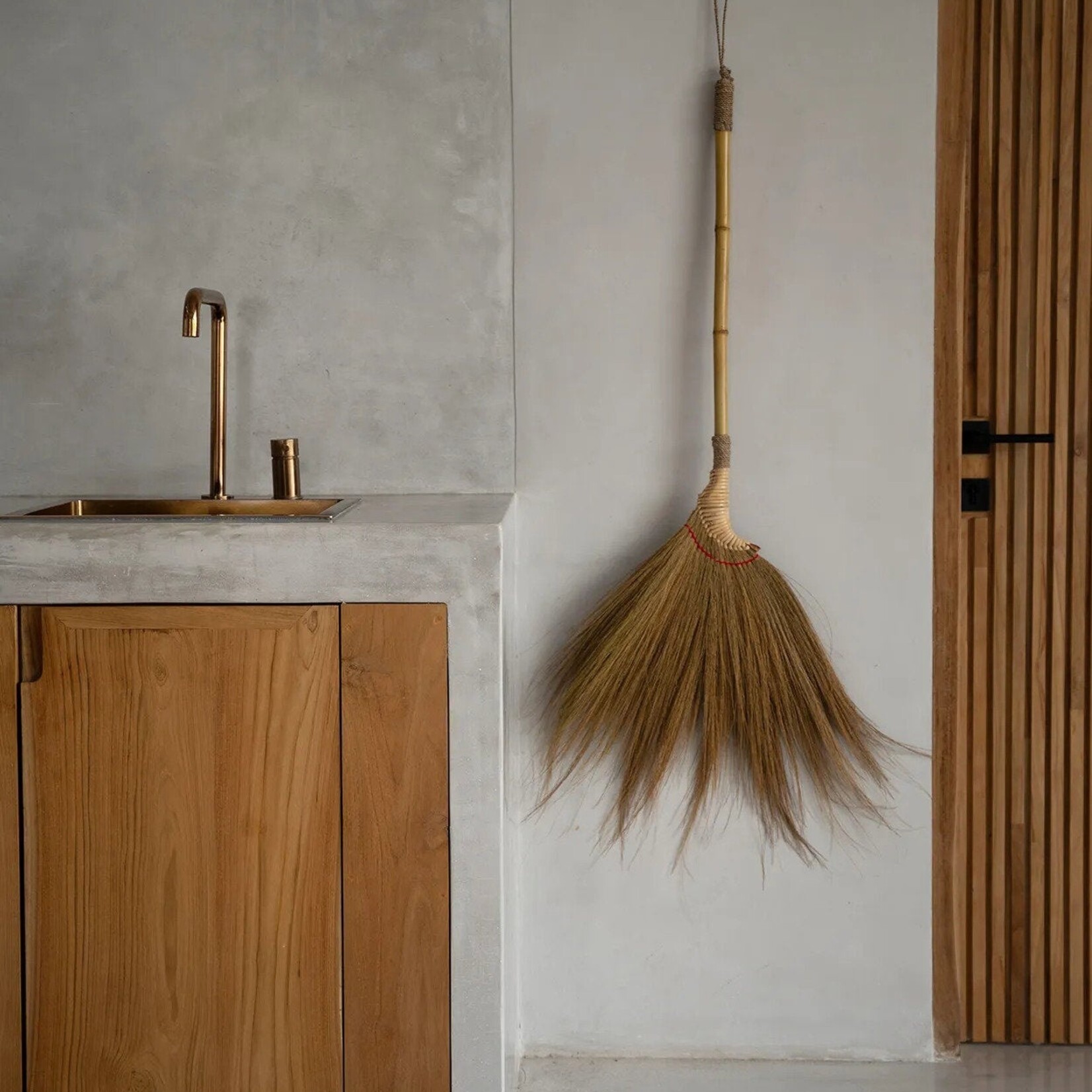Bazar Bizar Antwerp The Rayung Broom - Natural