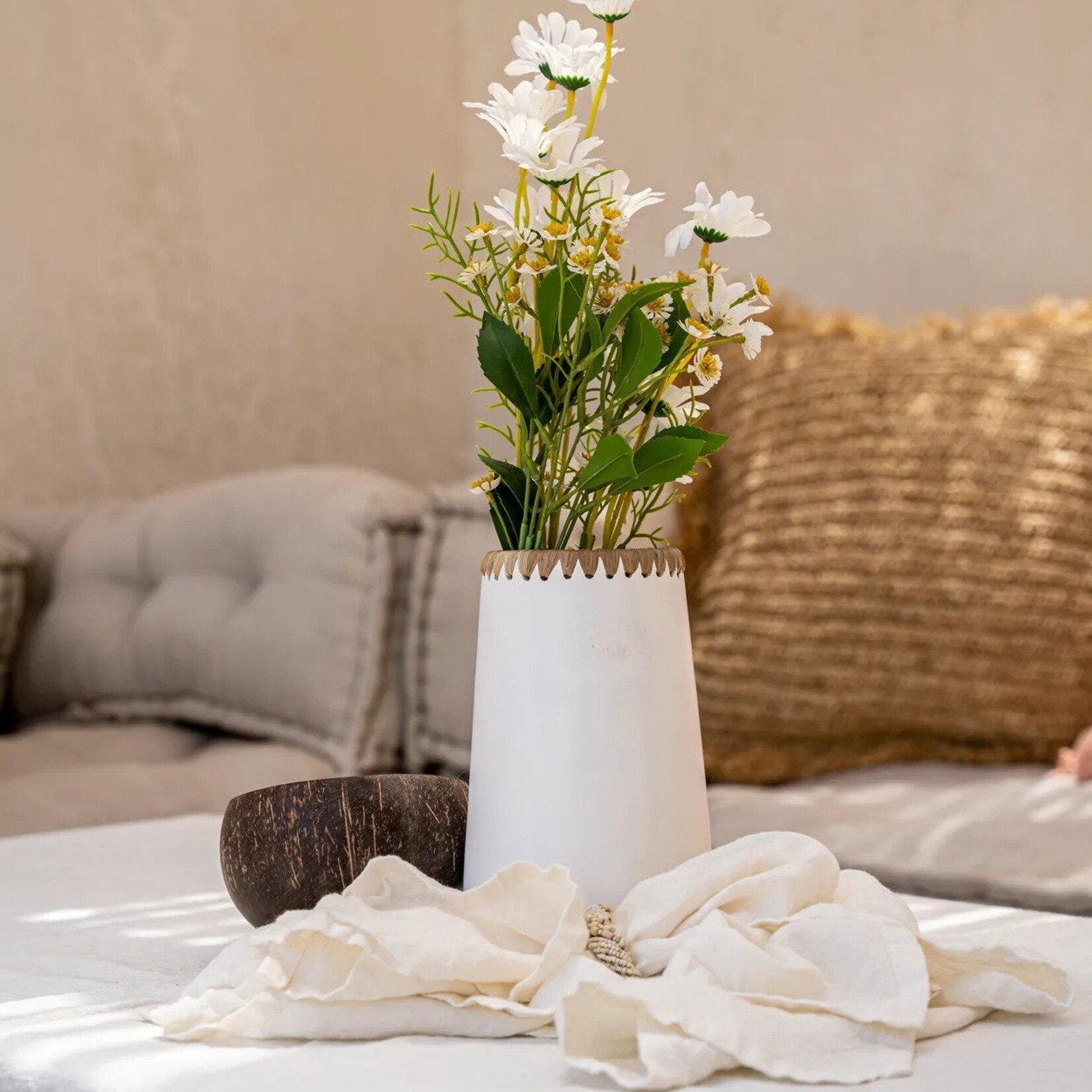 Bazar Bizar Antwerp The Sneaky Vase - White Natural - M