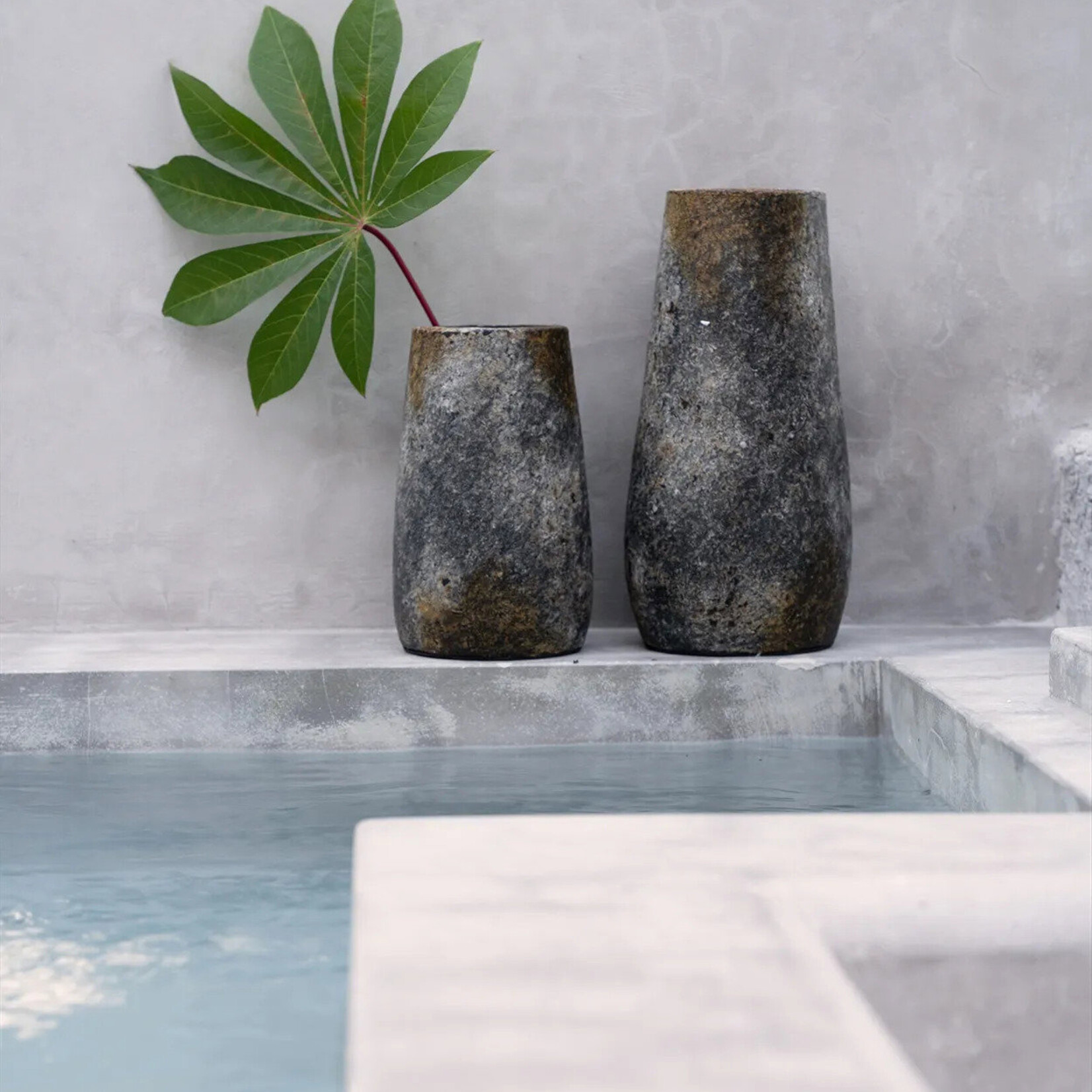 Bazar Bizar Antwerp The Spooky Vase - Antique Grey - S