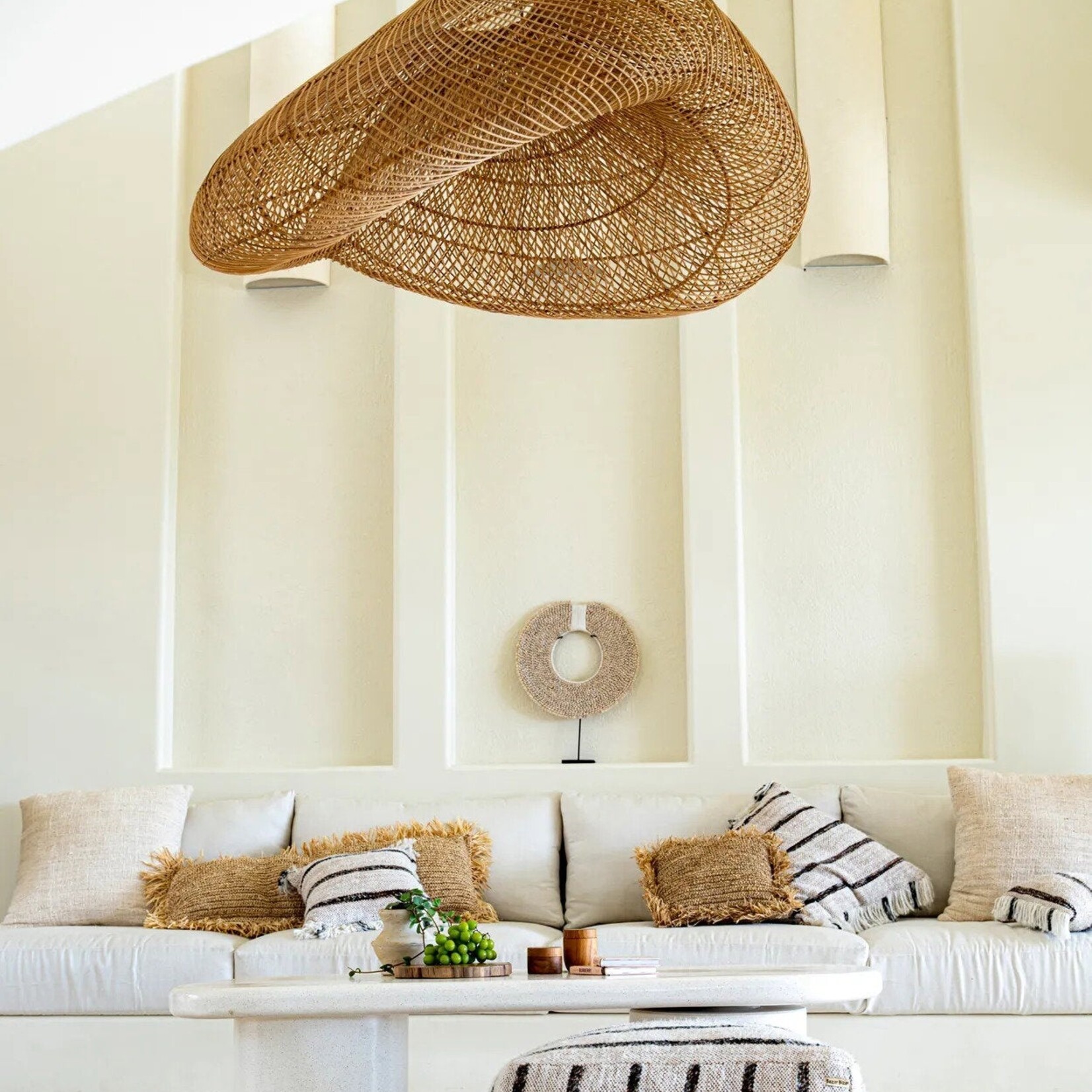 Bazar Bizar Antwerp The Papua Shell Disc on Stand - White - M