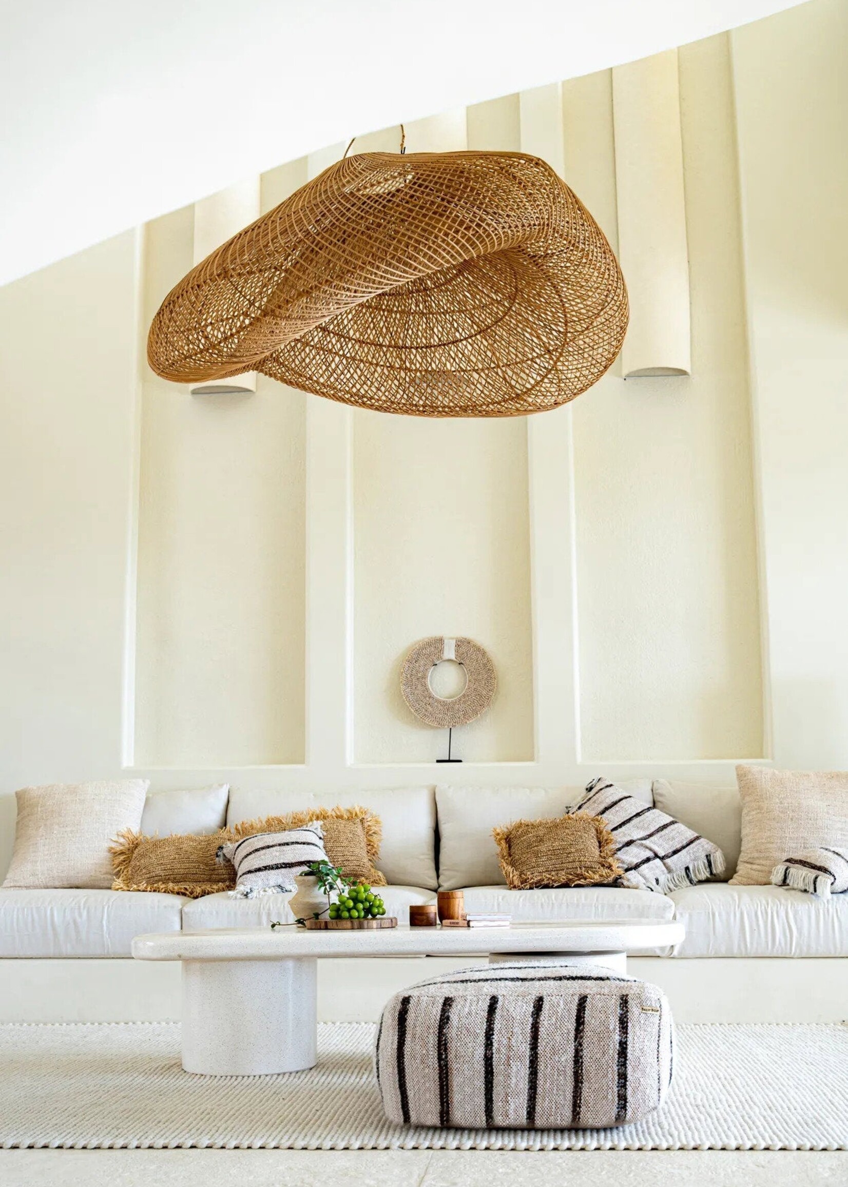Bazar Bizar Antwerp The Papua Shell Disc on Stand - White - M