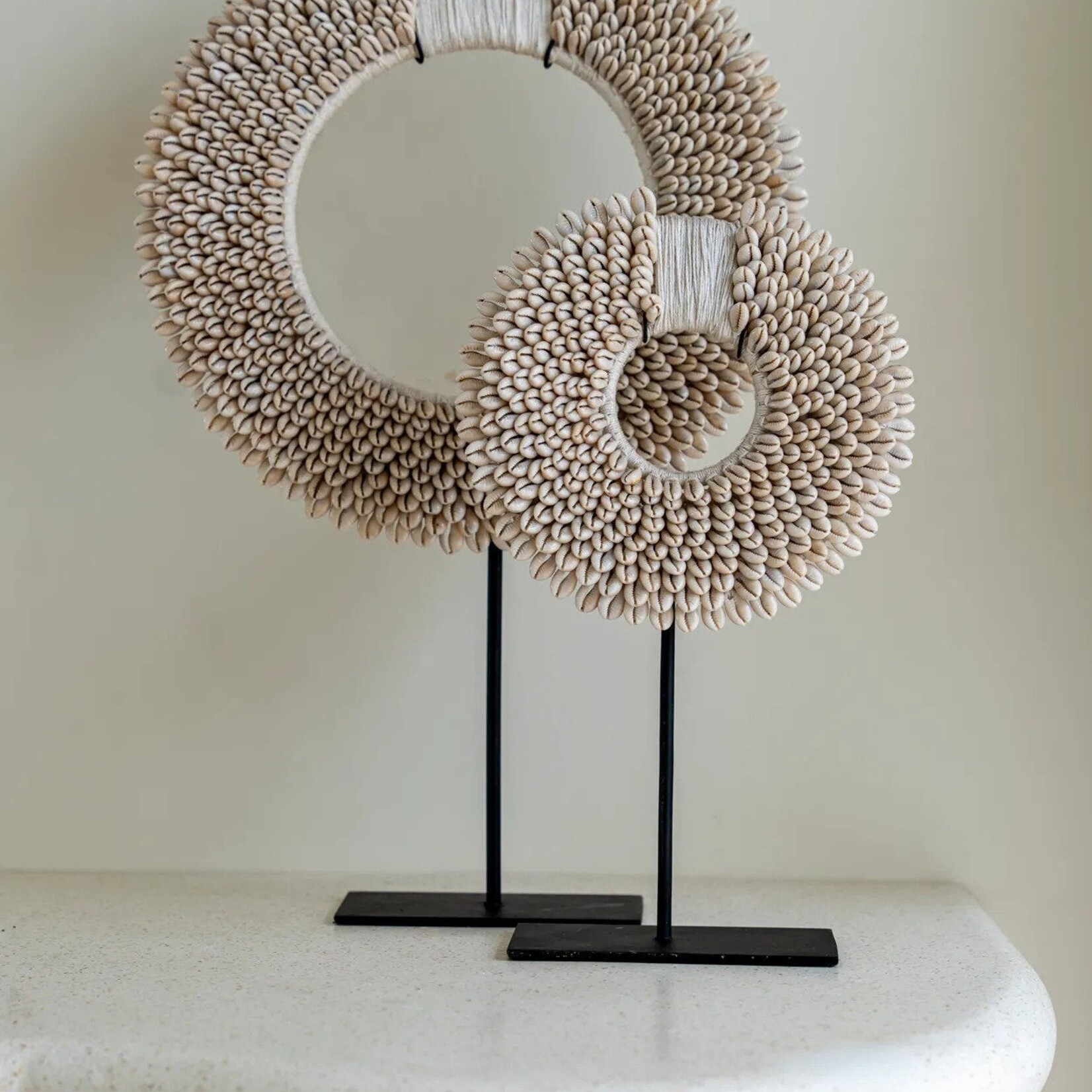 Bazar Bizar Antwerp The Papua Shell Disc on Stand - White - M