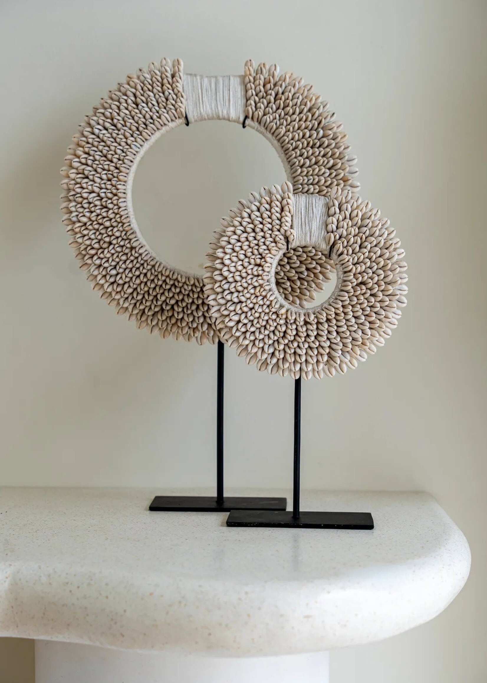 Bazar Bizar Antwerp The Papua Shell Disc on Stand - White - M