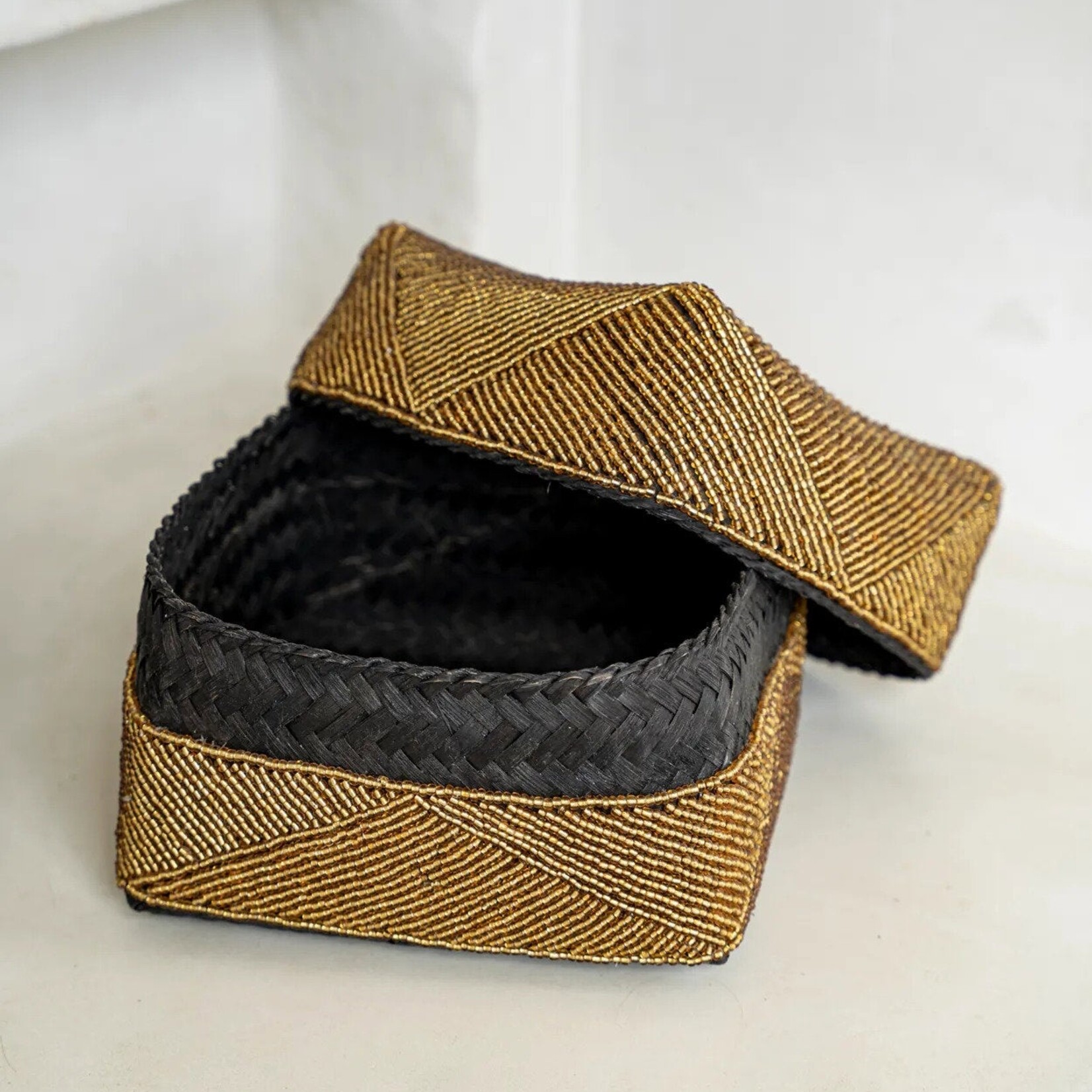 Bazar Bizar Antwerp The Beaded Basket - Gold - L