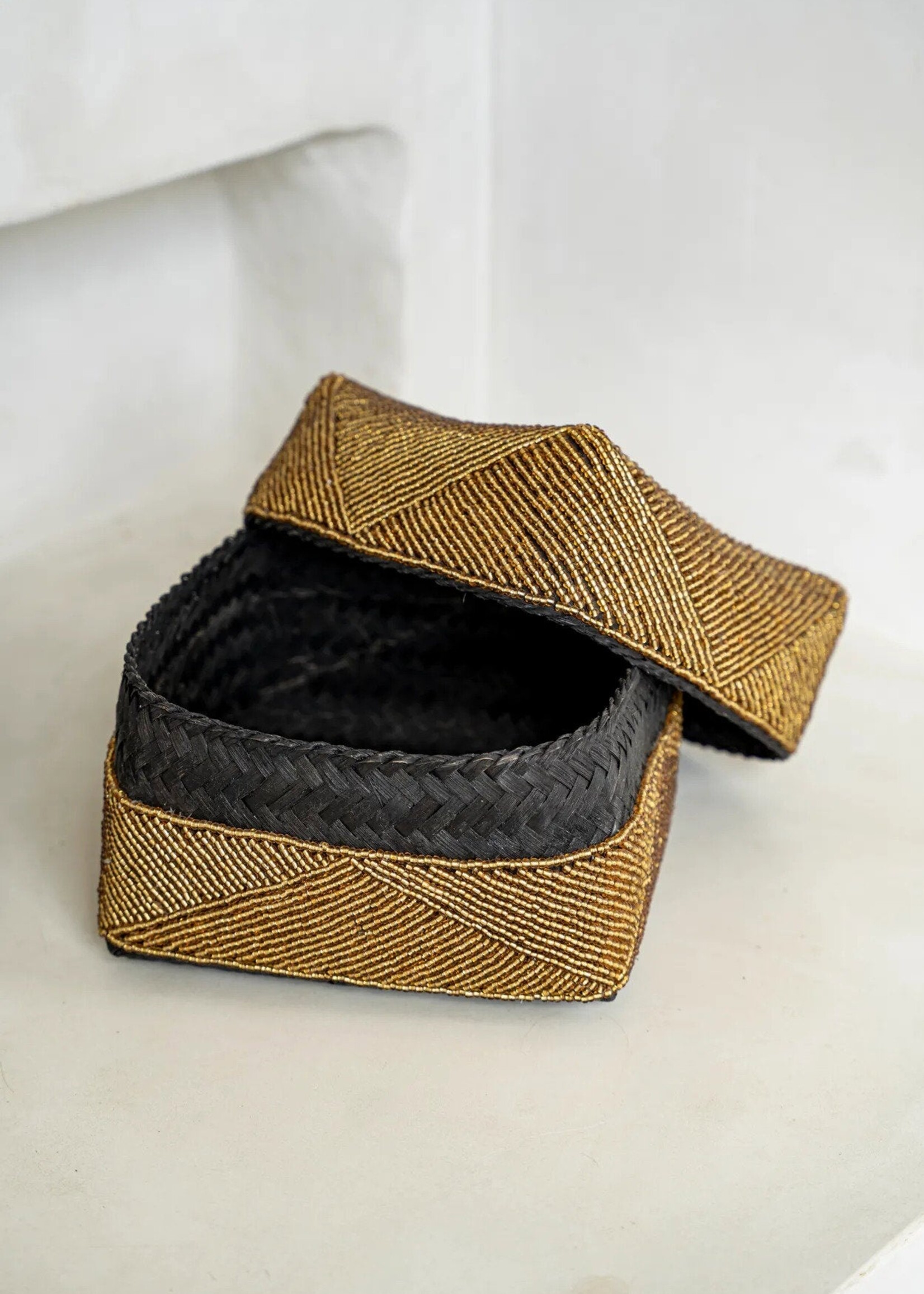 Bazar Bizar Antwerp The Beaded Basket - Gold - L