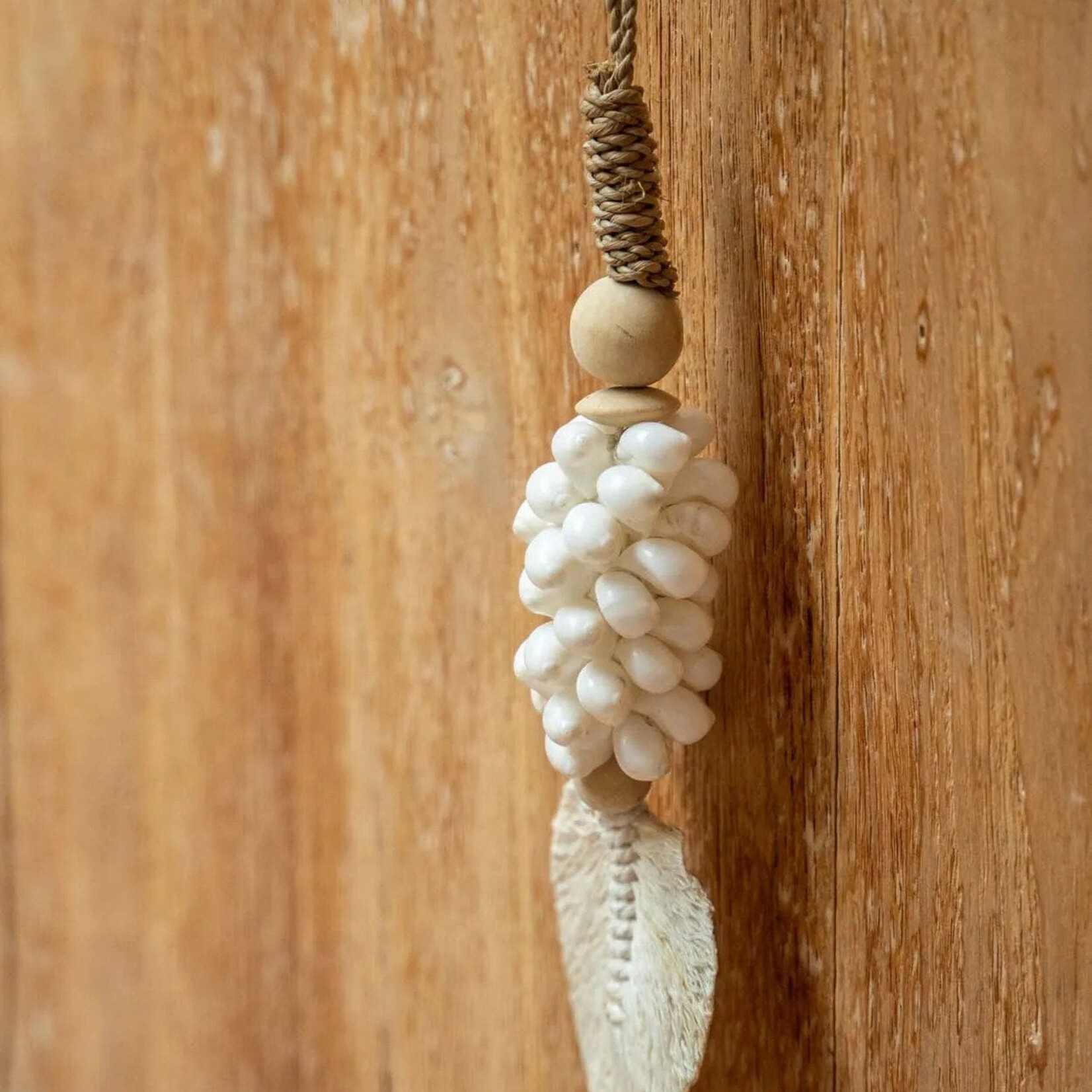 Bazar Bizar Antwerp The Leaf & Shell Tassel - White