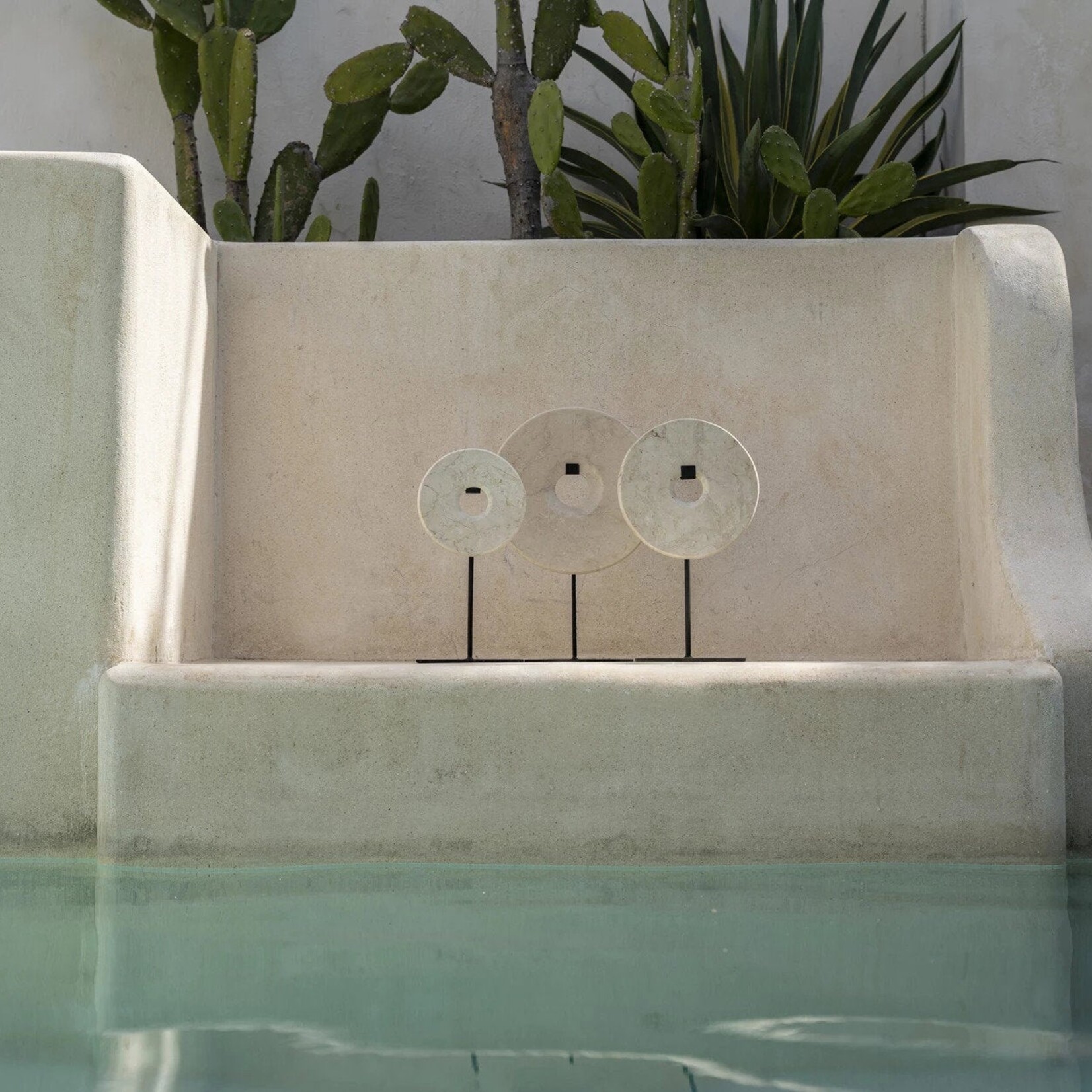 Bazar Bizar Antwerp The Marble Disc on Stand - White - S