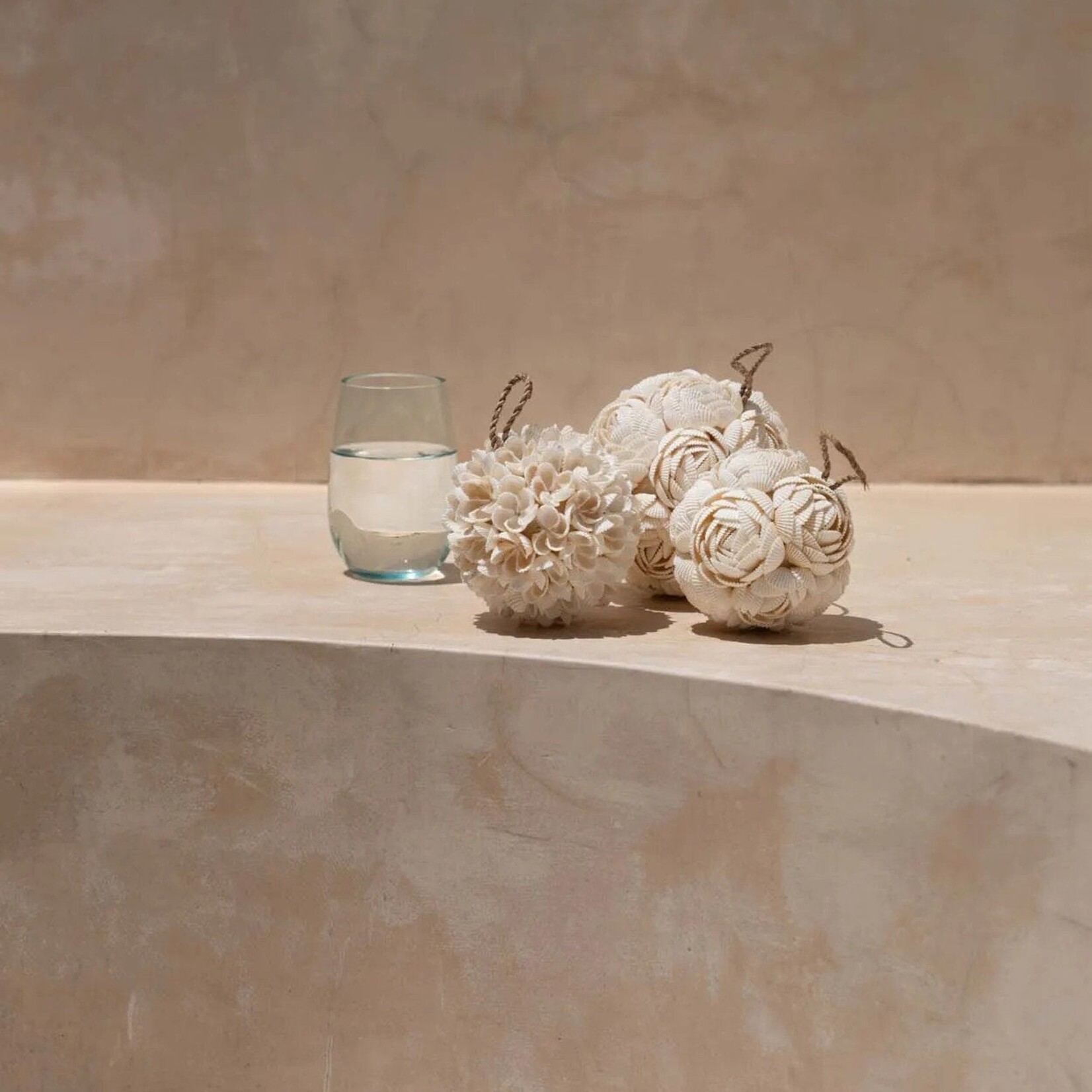 Bazar Bizar Antwerp The Rose Shell Ball - White - M