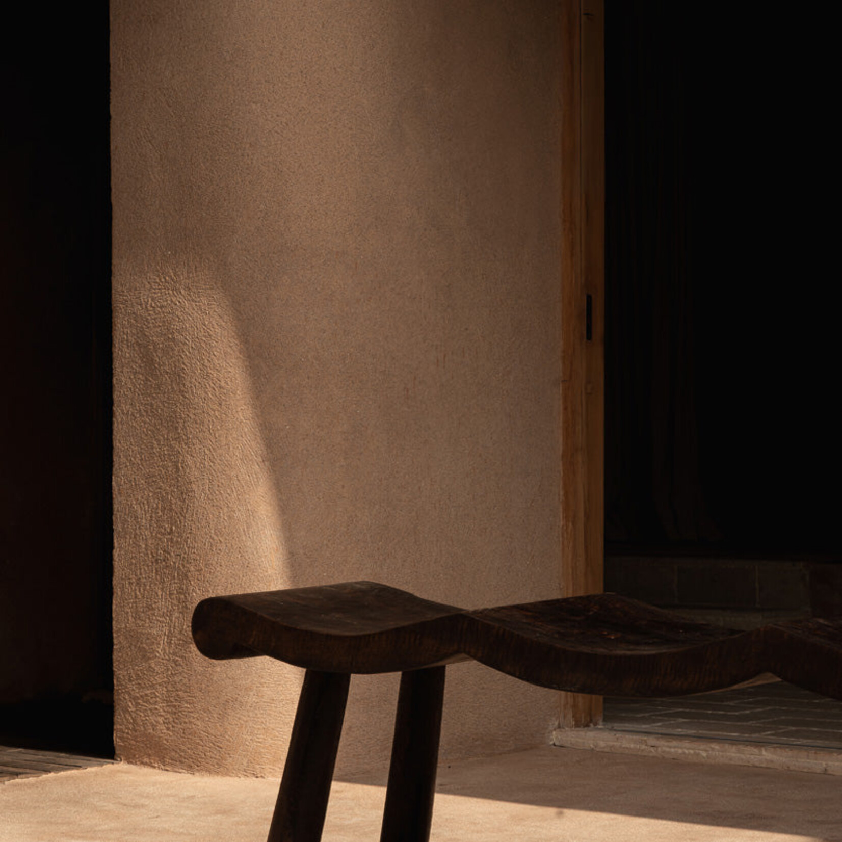 Bazar Bizar Antwerp The Lombok Wave Bench - Dark Walnut - M