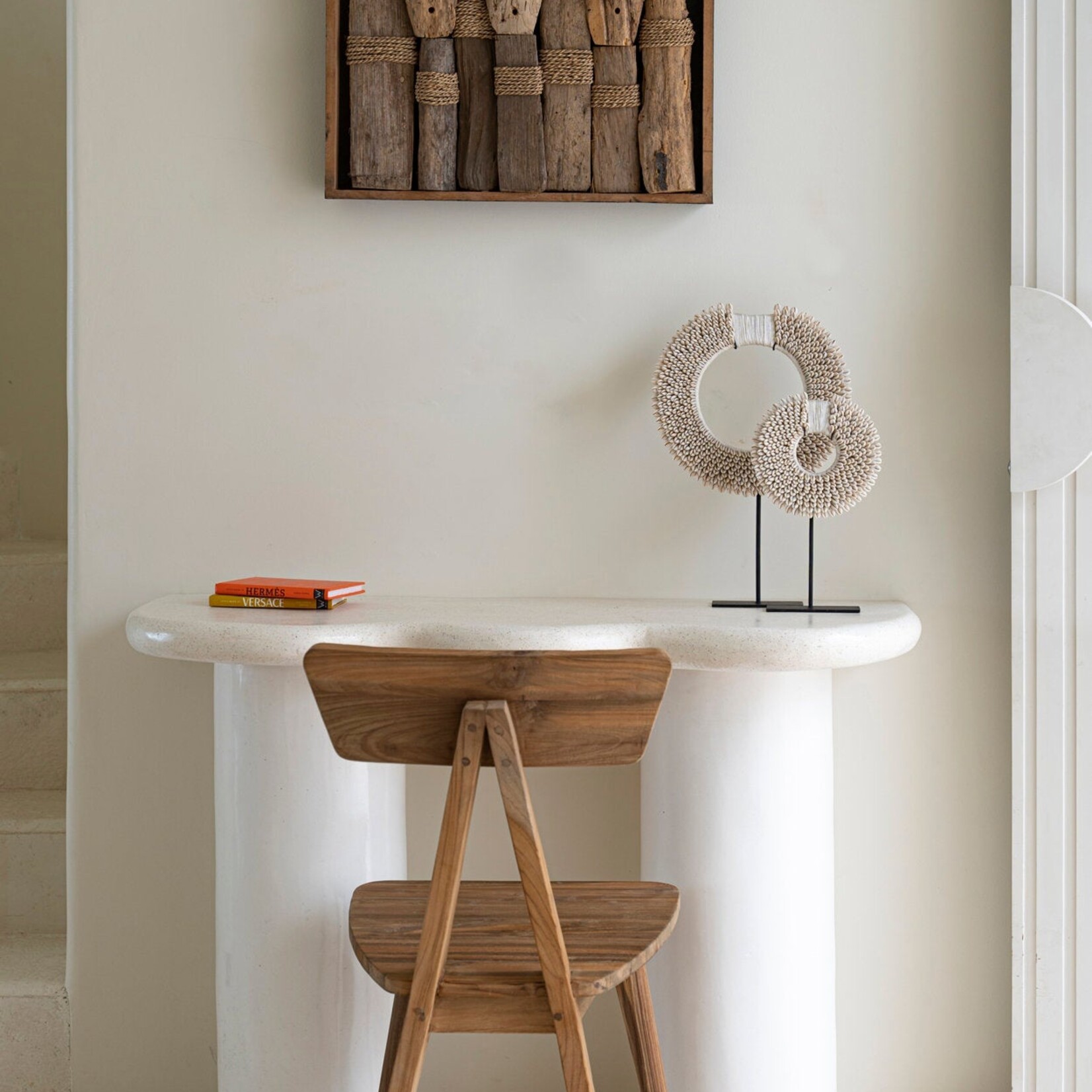 Bazar Bizar Antwerp The Papua Shell Disc on Stand - White - S