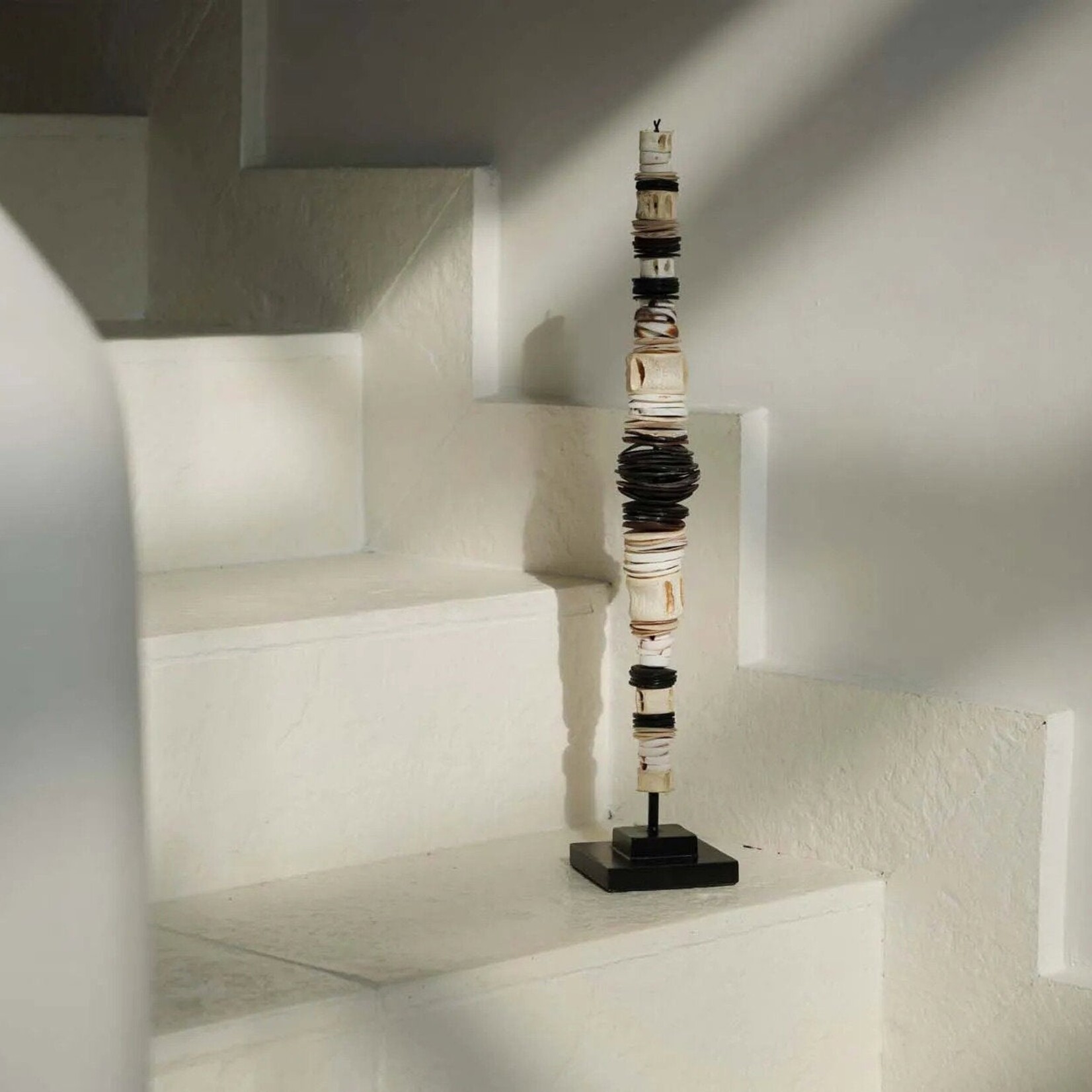 Bazar Bizar Antwerp The Money Shell on Stand - Black White - L