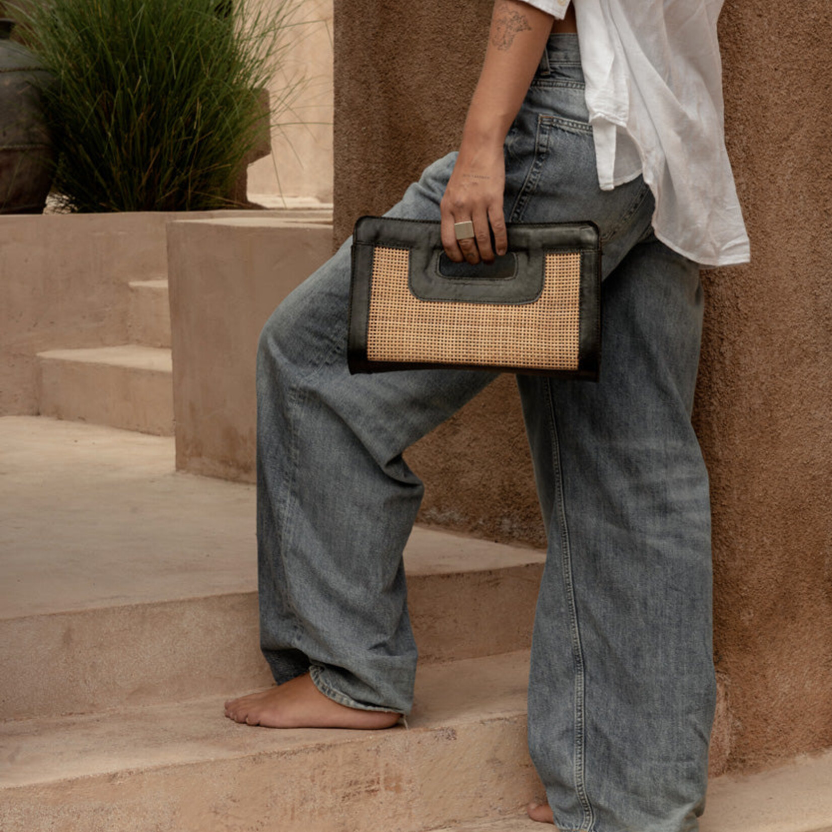 Bazar Bizar Antwerp The Riviera Noir Clutch - Natural Black