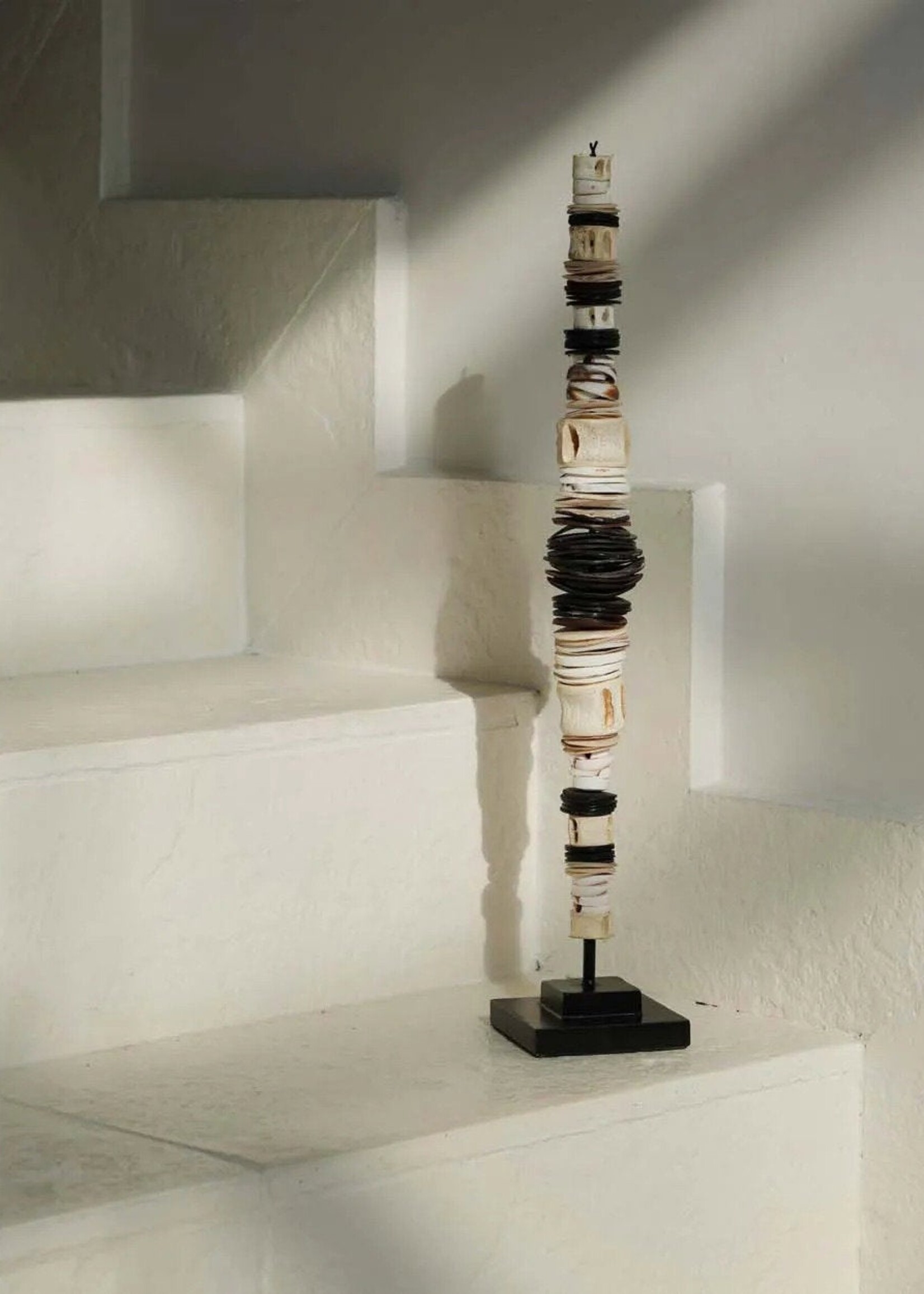 Bazar Bizar Antwerp The Money Shell on Stand - Black White - L