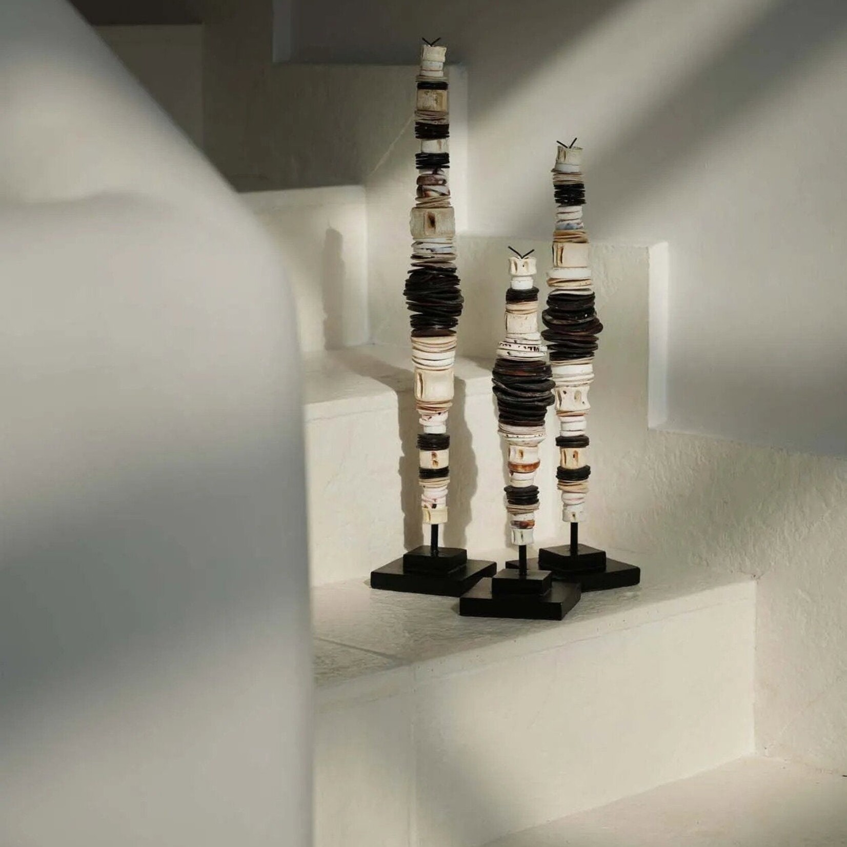 Bazar Bizar Antwerp The Money Shell on Stand - Black White - L