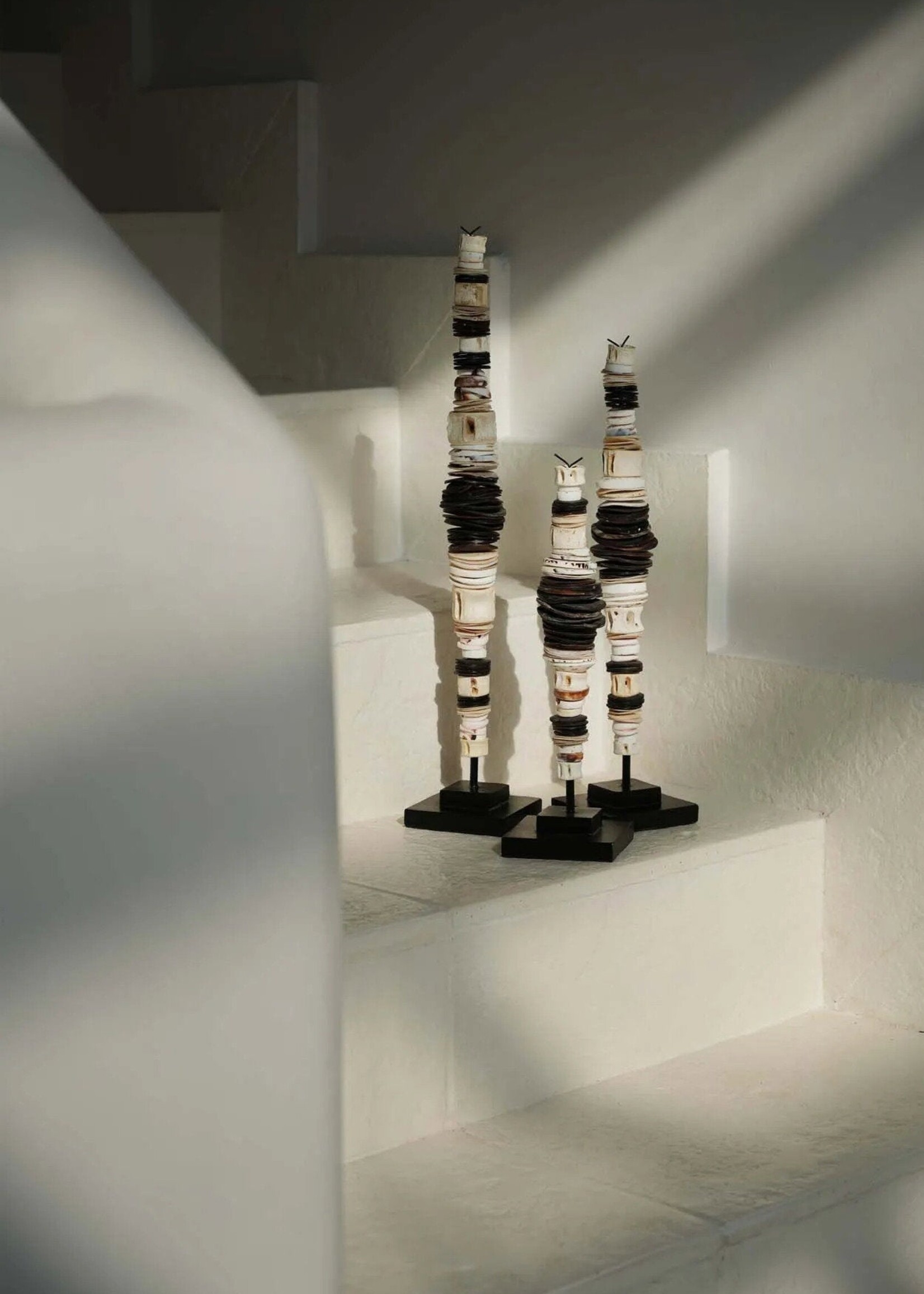 Bazar Bizar Antwerp The Money Shell on Stand - Black White - L