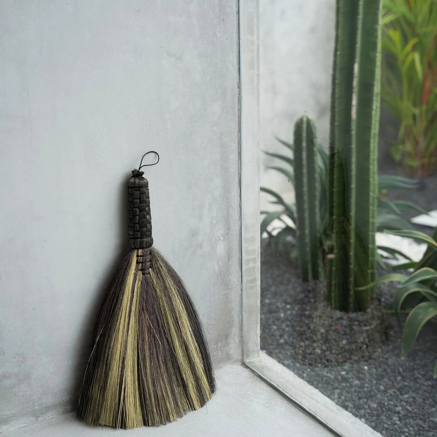 Bazar Bizar Antwerp The Sweeping Brush - Black Natural