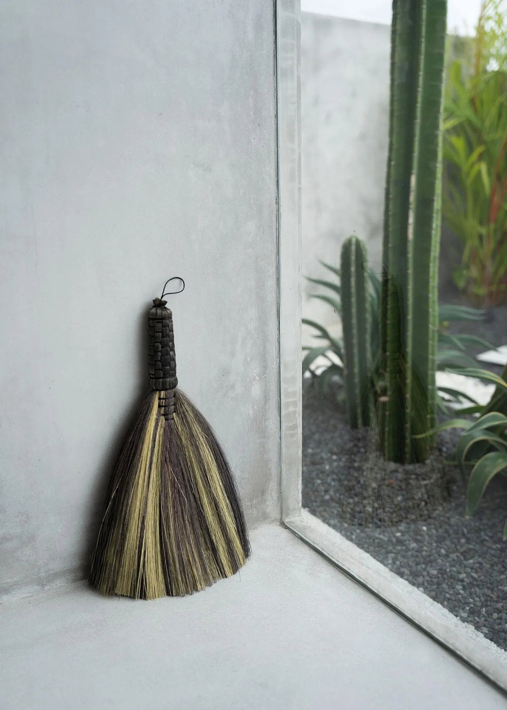 Bazar Bizar Antwerp The Sweeping Brush - Black Natural