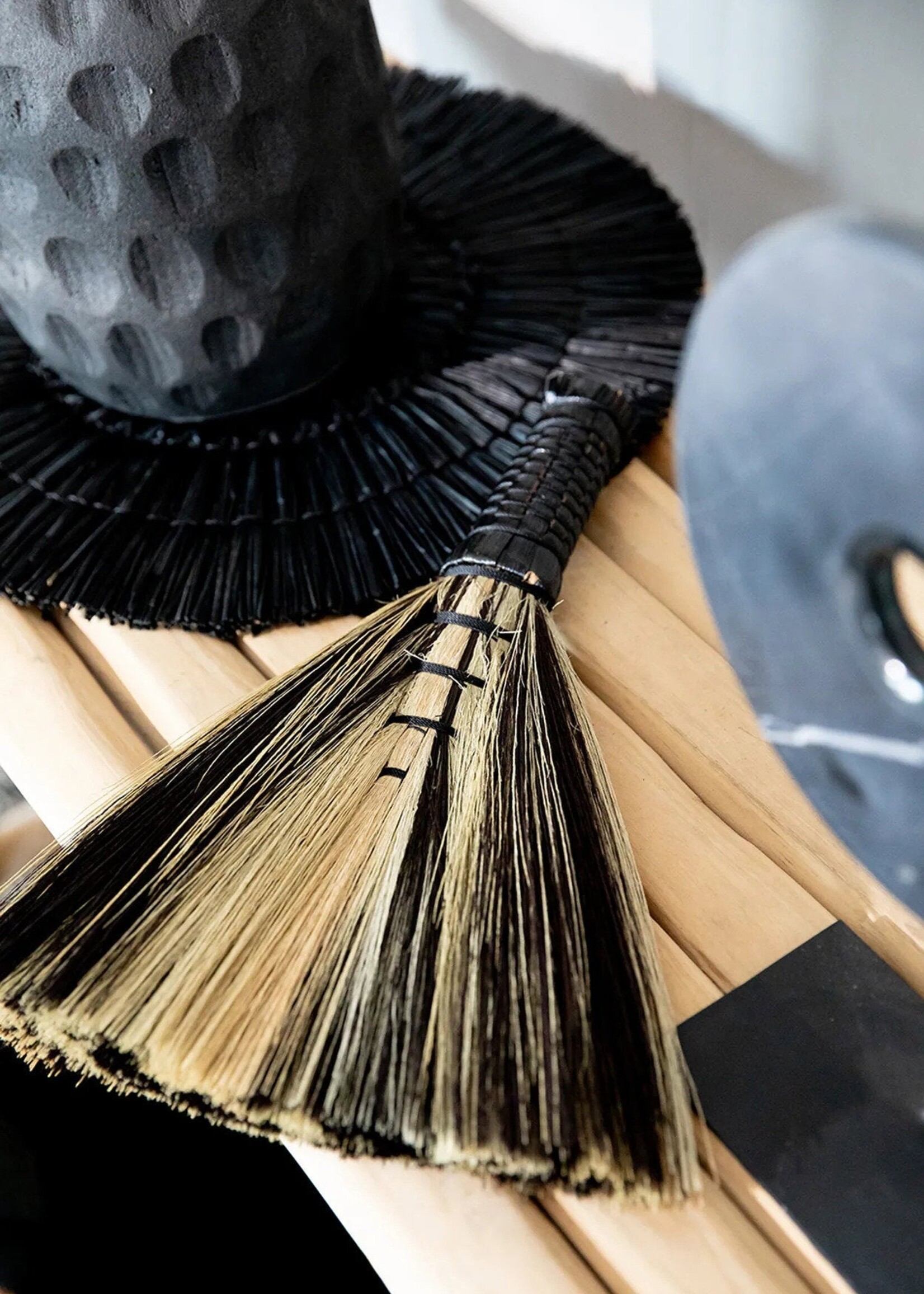 Bazar Bizar Antwerp The Sweeping Brush - Black Natural
