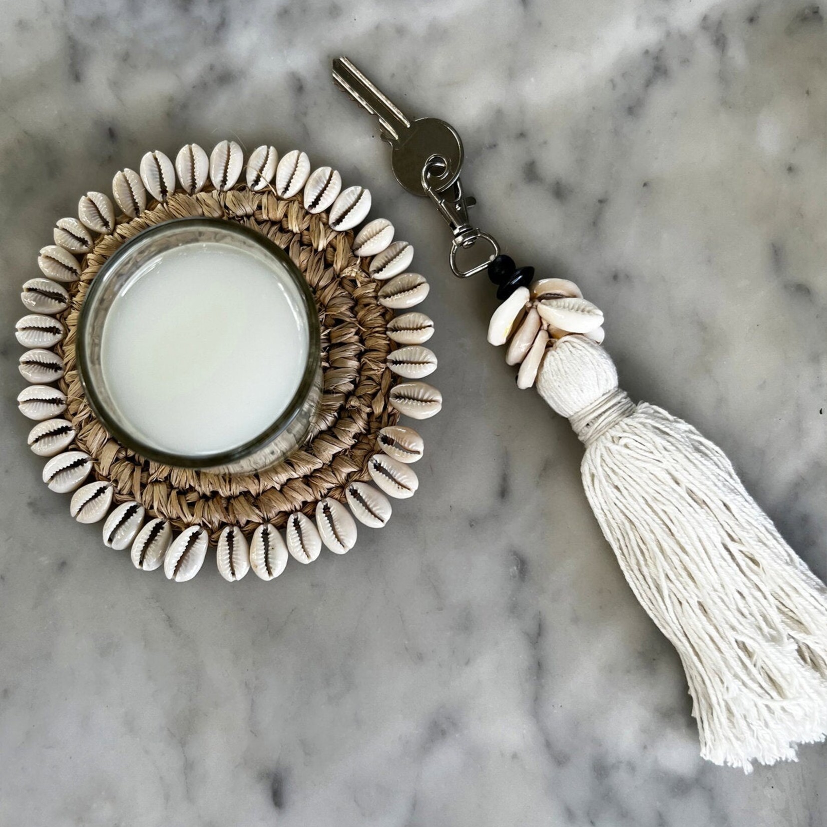 Bazar Bizar Antwerp The Cowrie Tassel Keychain - White
