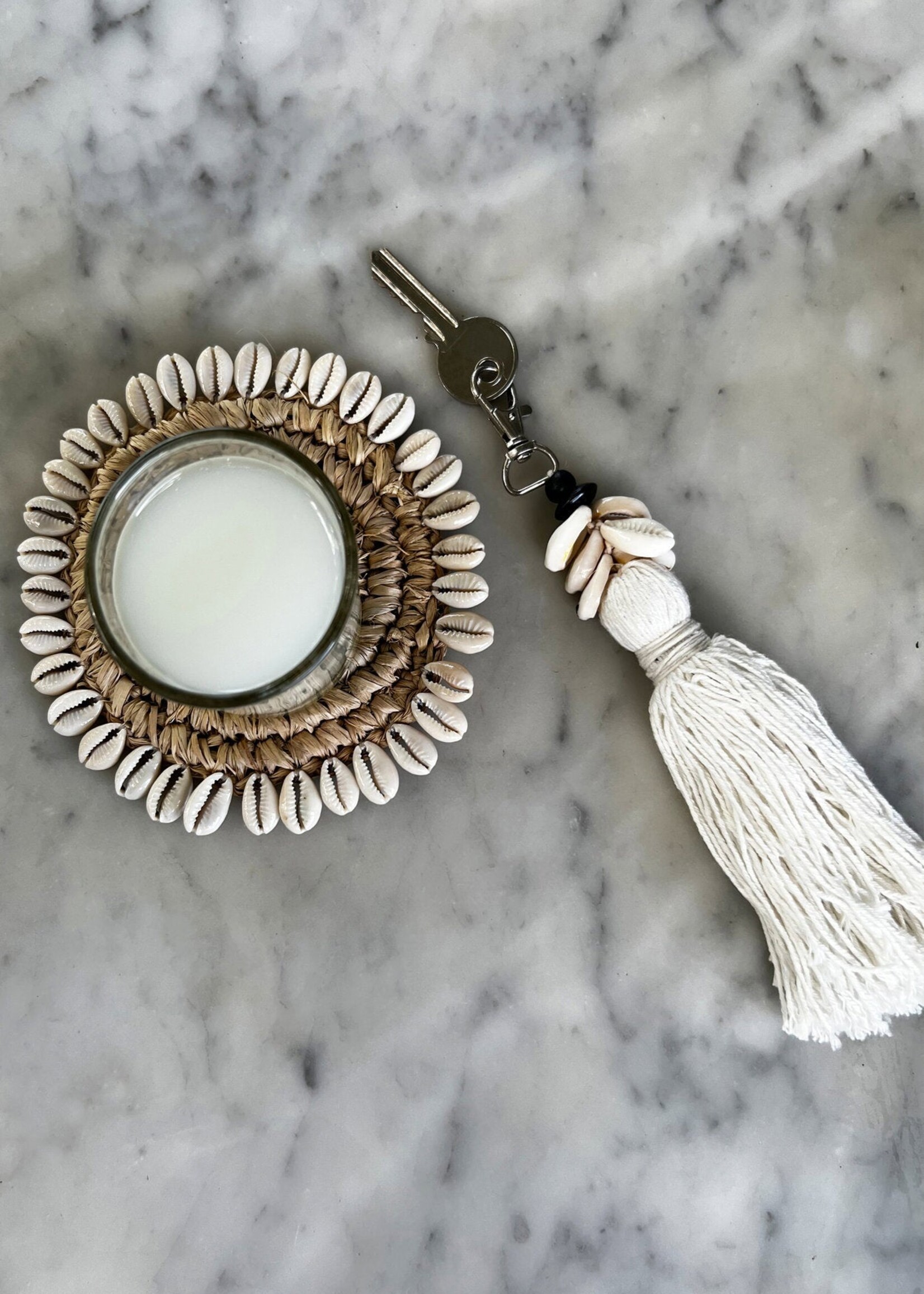 Bazar Bizar Antwerp The Cowrie Tassel Keychain - White